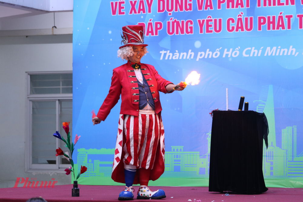 Phần trình diễn ảo thuật làm cho sân trường THCS Nguyễn Huệ nóng hơn bao giờ hết
