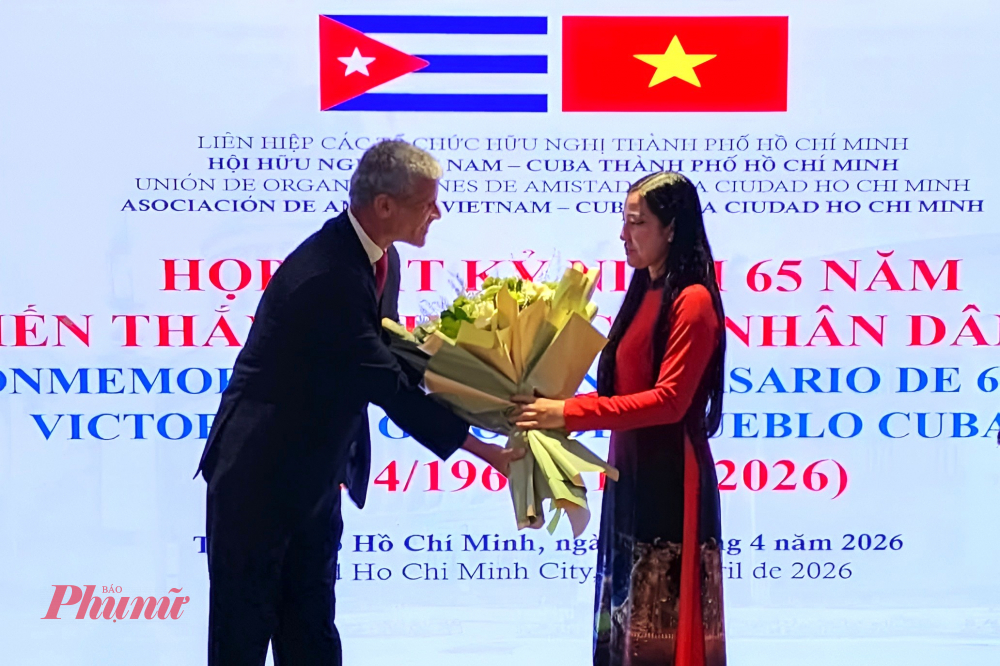 Bà Hà Thanh - Chủ tịch Liên hiệp các tổ chức hữu nghị TPHCM chào mừng tân Tổng lãnh sự Cuba tại TPHCM