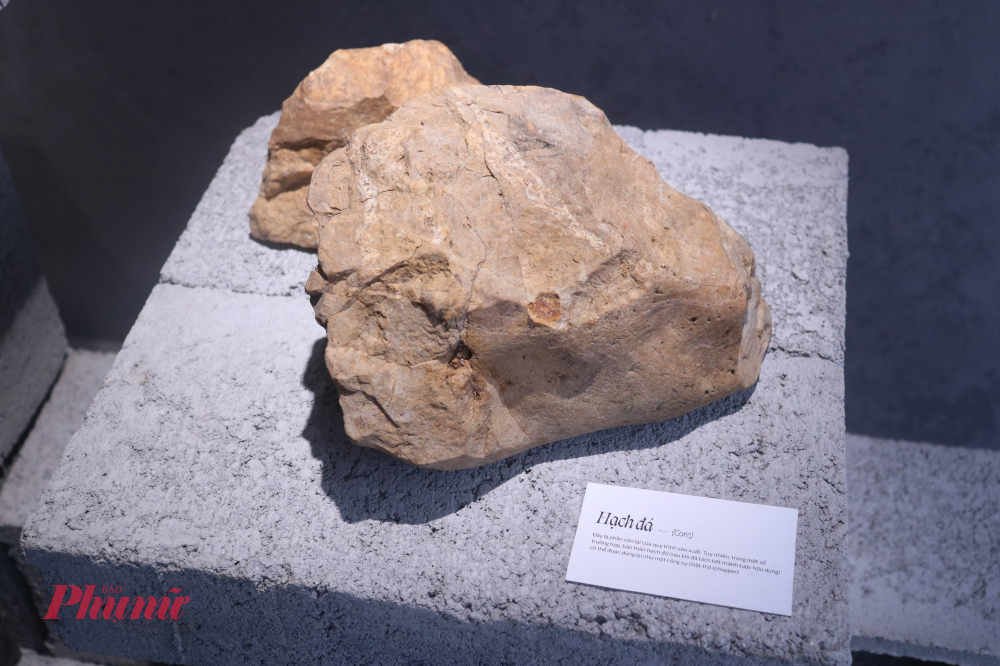 Hạch đá - một phần còn lại của quy trình sản xuất, hoặc được sử dụng như một công cụ chặt thô