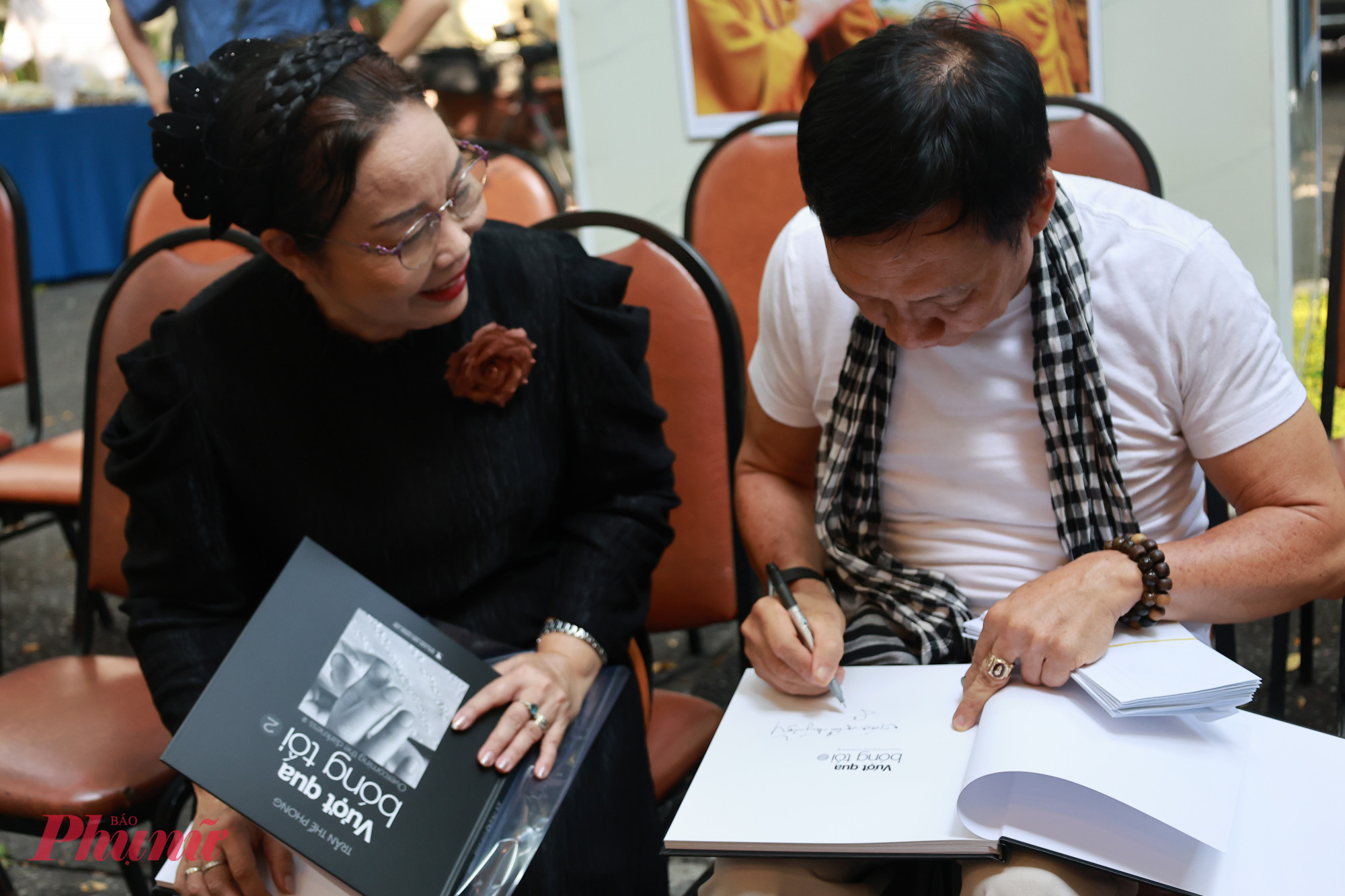 Nhiếp ảnh gia Trần Thế Phong ký tặng sách ảnh Vượt qua bóng tối 2