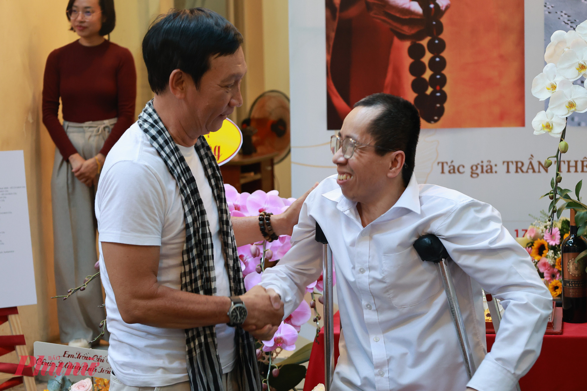 Anh Nguyễn Đức - nhân vật truyền cảm hứng có những người khuyết tật cũng đến tham dự và chúc mừng triển lãm của nhiếp ảnh gia Trần Thế Phong