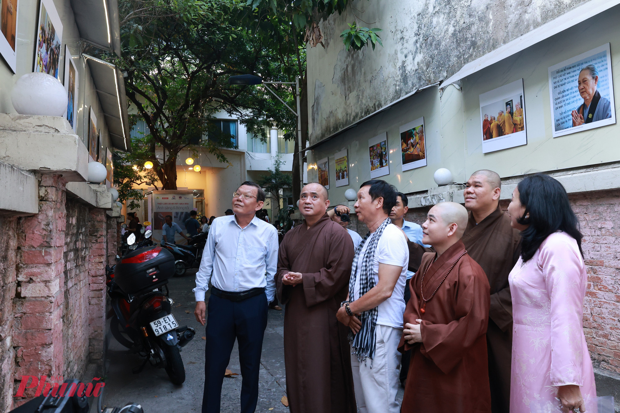 Nhiếp ảnh gia Trần Thế Phong trao đổi với các khách mời về các tác phẩm