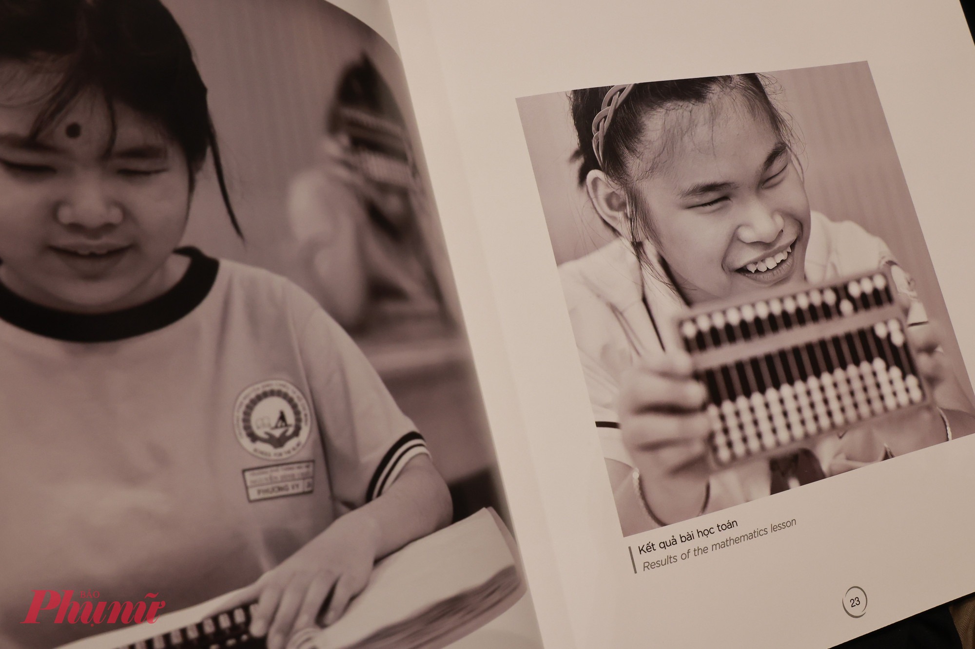 Nụ cười của em học sinh sáng rỡ trong sách ảnh trắng đen 