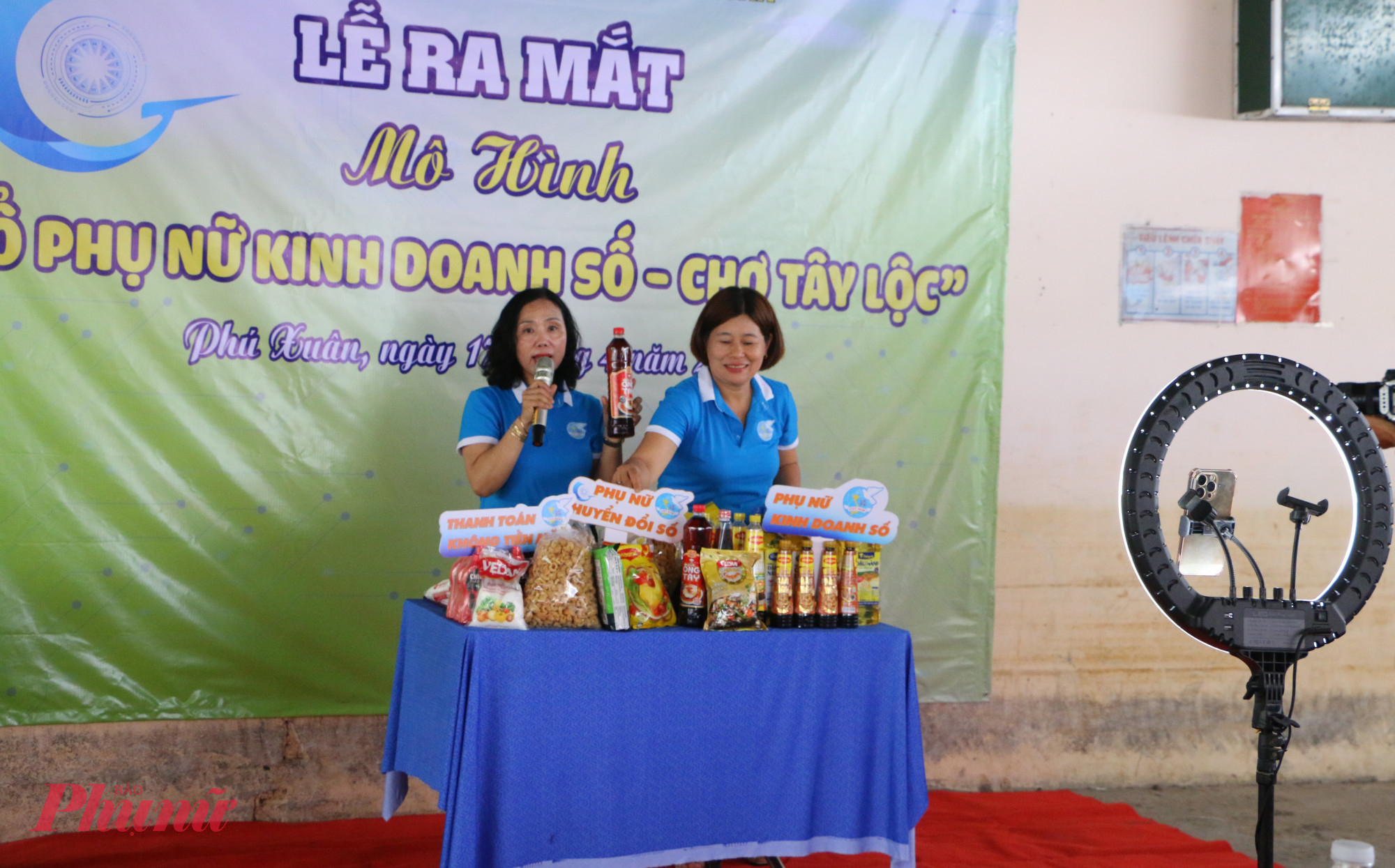 Các thành viên Tổ phụ nữ kinh doanh số tại chợ Tây Lộc được tập huấn livestream bán hàng qua mạng