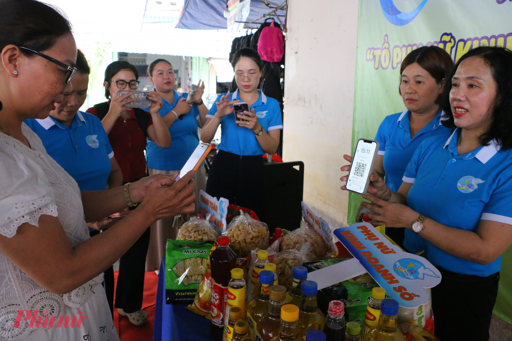 Chị em tiểu thương chợ Tây Lộc, TP Huế hưởng ứng thanh toán tiền không dùng tiền mặt