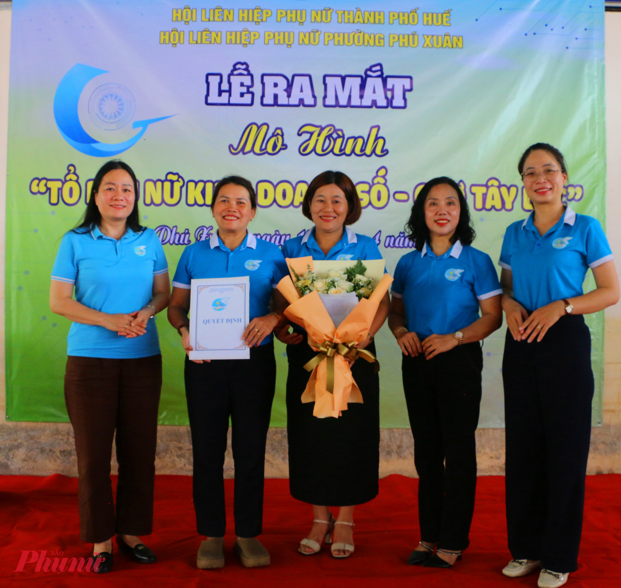 Trao quyết định thành lập “Tổ phụ nữ kinh doanh số” tại chợ Tây Lộc