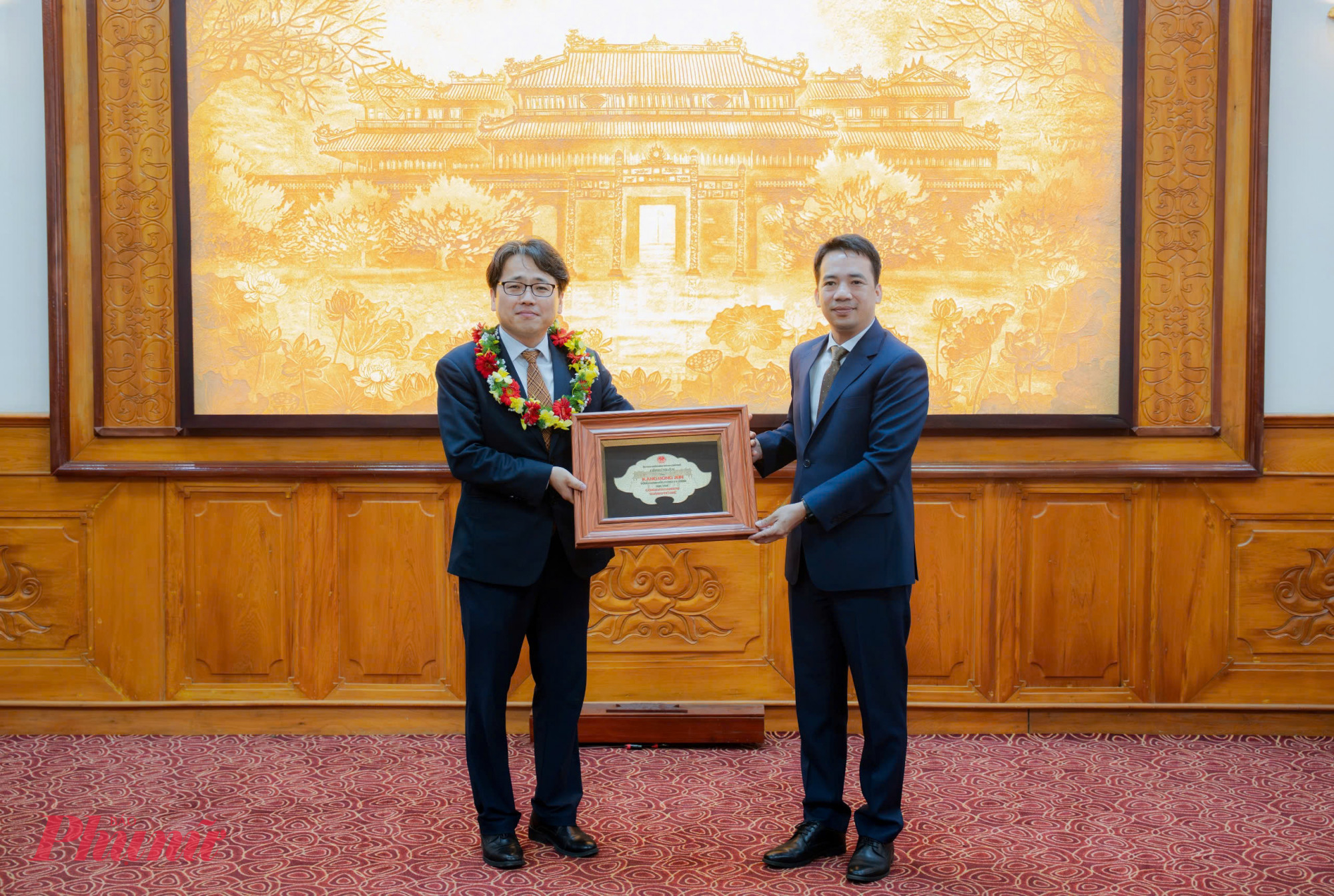 Ông  Trần Hữu Thùy Giang - Phó chủ tịch UBND TP Huế trao danh hiệu “Công dân danh dự thành phố Huế”