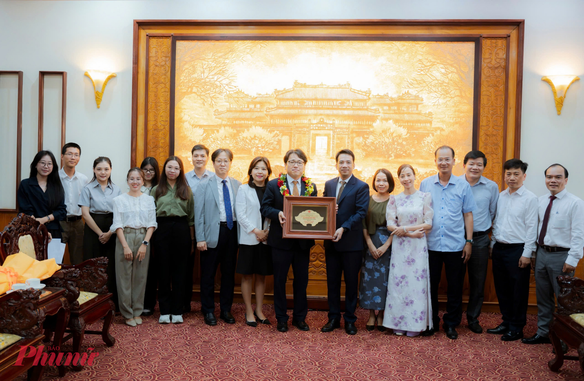 Ông Kang Bong Jun – Tổng Giám đốc Công ty TNHH SMC Huế chụp ảnh kỷ niệm