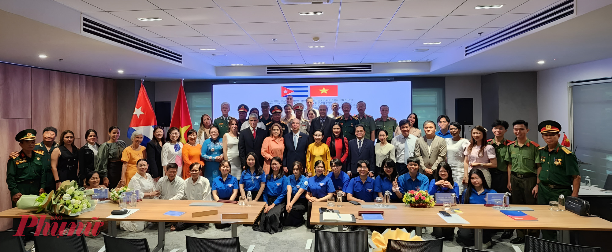 Các đại biểu cùng chụp ảnh lưu niệm