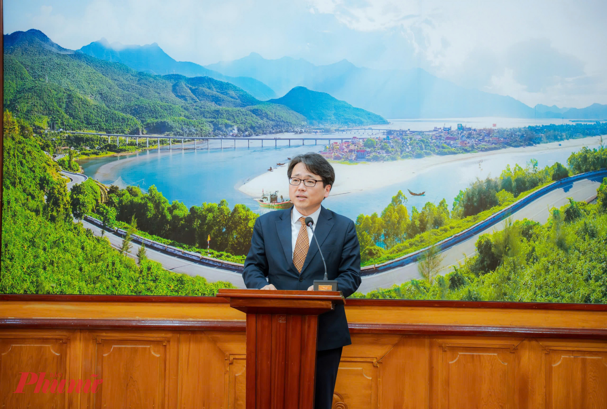 Ông Kang Bong Jun – Tổng Giám đốc Công ty TNHH SMC Huế phát biểu tại lễ vinh danh