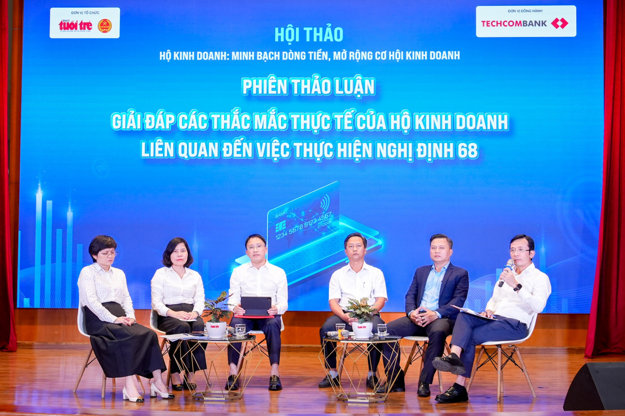 Phiên thảo luận giải đáp thắc mắc thực tế của hộ kinh doanh liên quan đến việc thực hiện nghị định 68 - Ảnh: Quang Định