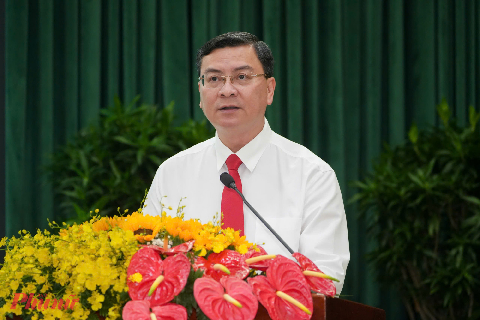 Ông Nguyễn Công Vinh - Phó chủ tịch UBND TPHCM trình bày các tờ trình tại kỳ họp thứ 2, HĐND TPHCM sáng 18/4 - Ảnh: Hữu Hạnh