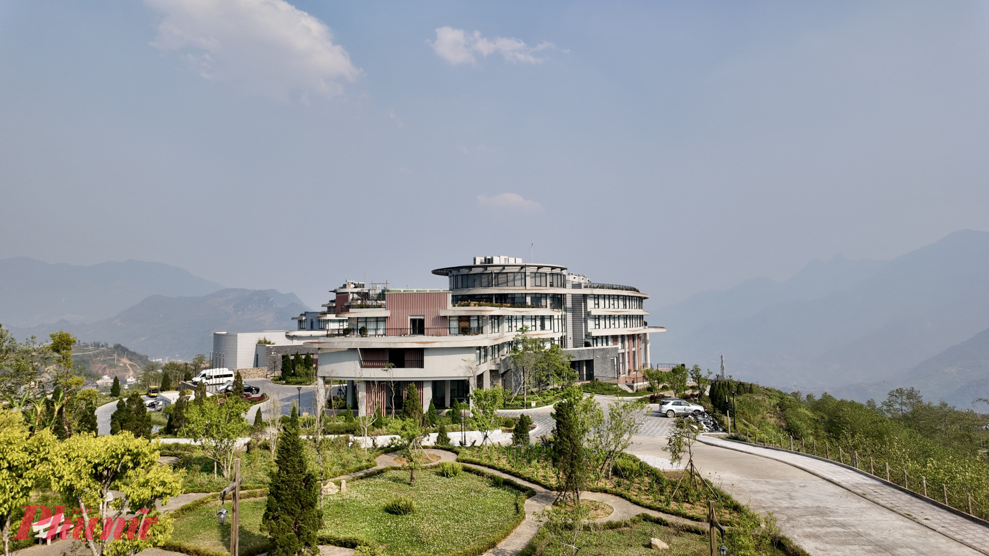 Toàn cảnh Lady Hill Sapa Resort được kiến tạo với cảm hứng từ chiếc khuyên tai của người con gái vùng cao Tây Bắc, vừa mềm mại, duyên dáng, vừa ẩn chứa chiều sâu văn hóa bản địa.