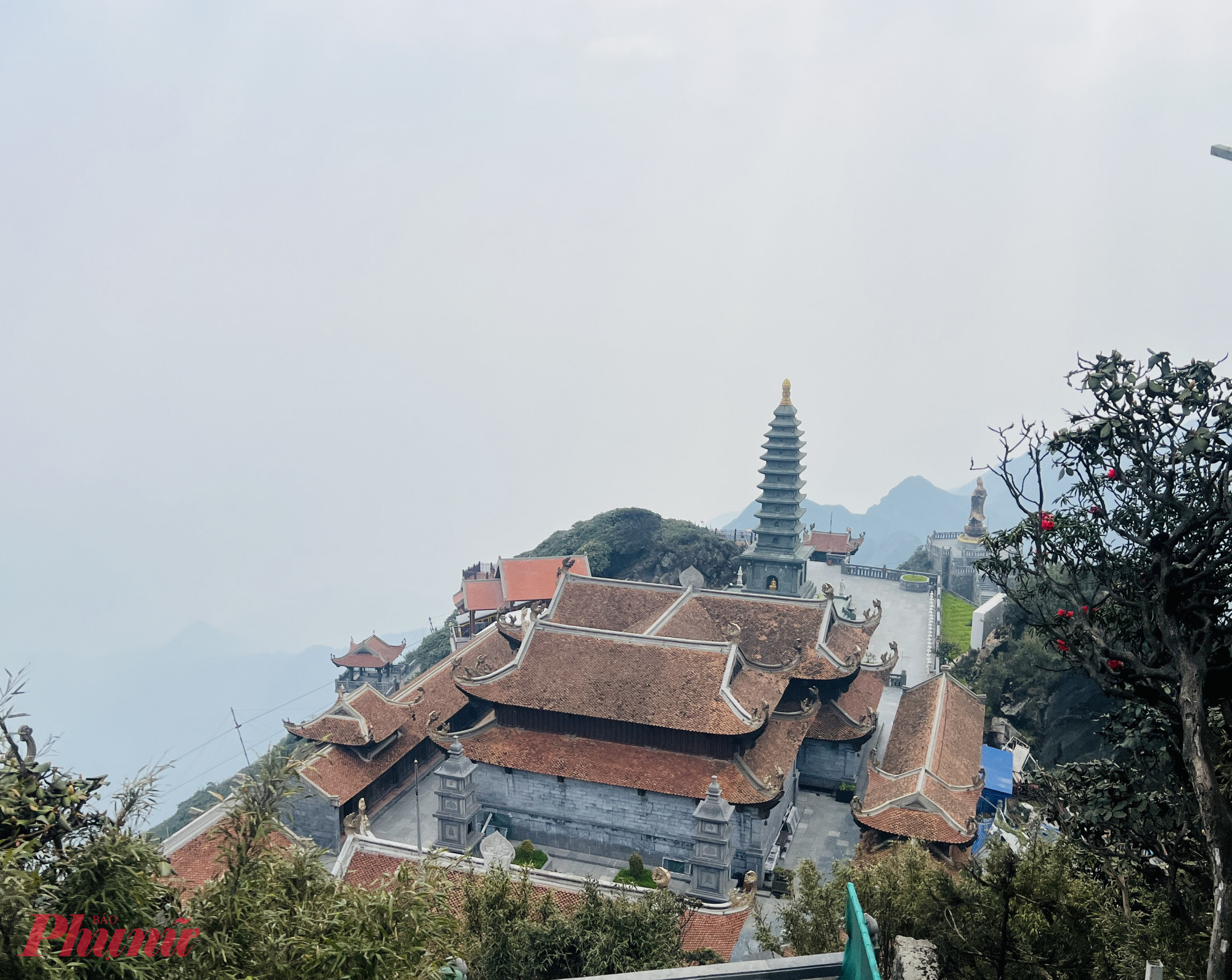 Buổi sáng đầu tiên ở Sa Pa mở ra bằng khung cảnh mây len lỏi qua từng triền núi. Hành trình bắt đầu tại Fansipan - nơi được mệnh danh là “nóc nhà Đông Dương”. 