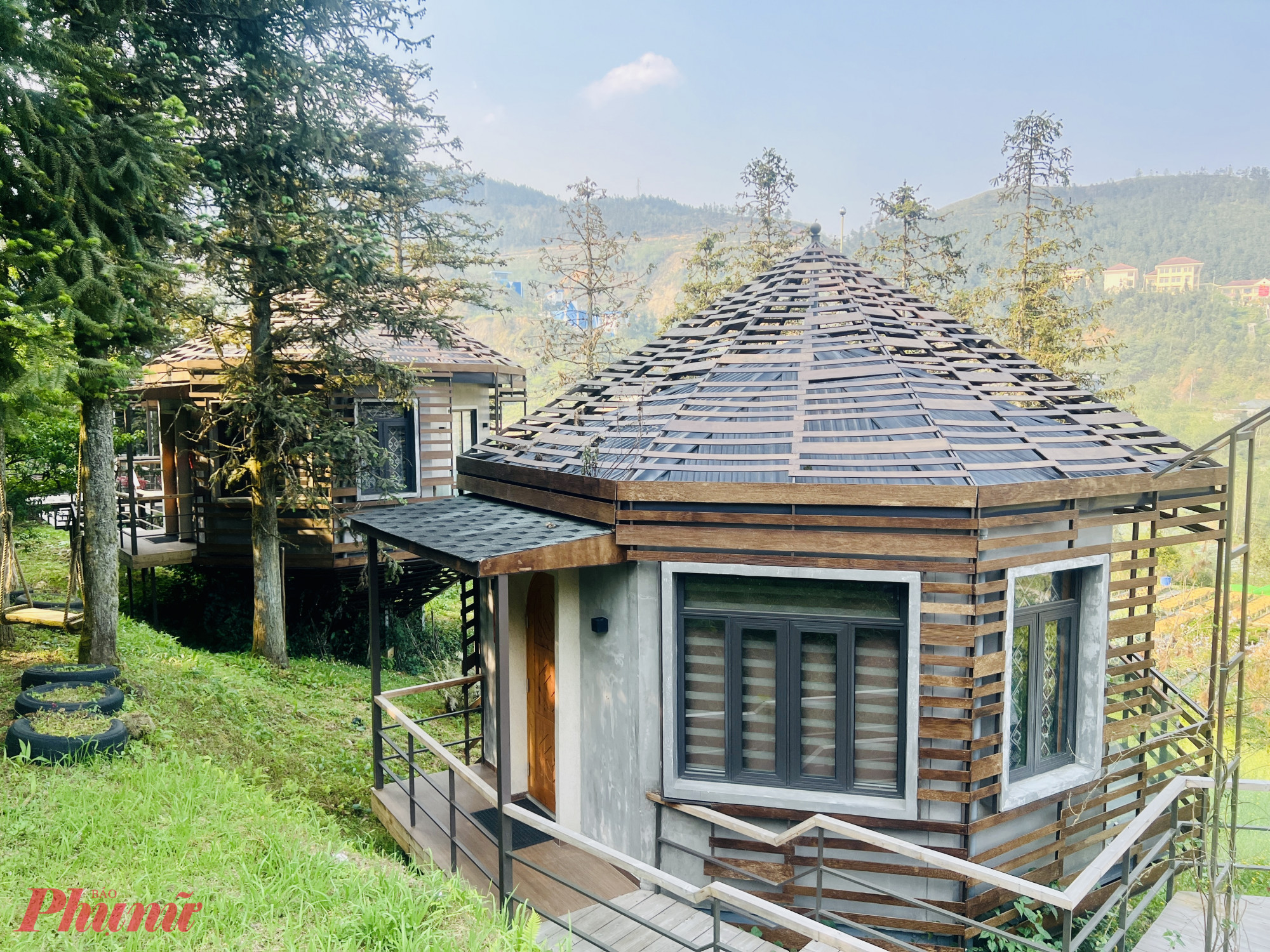 Khu vực bungalow với kiến trúc hình quả thông nằm lưng chừng đồi, được bao bọc bởi rừng thông xanh và sắc hoa rực rỡ, tạo nên khung cảnh tựa như một ngôi làng châu Âu thu nhỏ giữa lòng Sa Pa, vừa lãng mạn vừa đầy chất thơ.