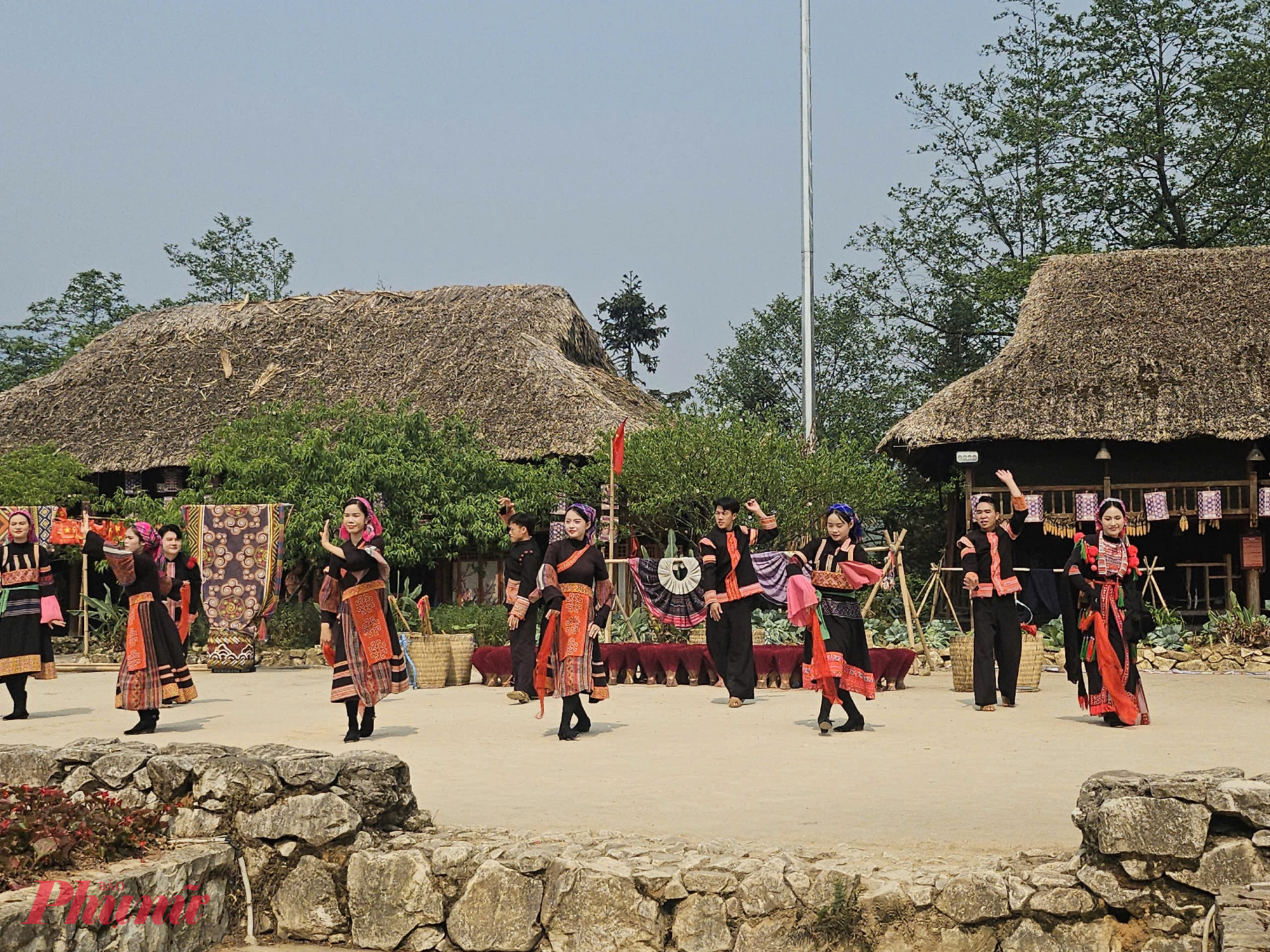 Để tìm hiểu sâu hơn về đời sống các dân tộc thiểu số, du khách có thể ghé Bản Mây. Đây là khu vực tái hiện không gian sinh hoạt, tín ngưỡng và nghề thủ công truyền thống của các cộng đồng như Dao, Tày, H’Mông, Xa Phó.  Các hoạt động trải nghiệm bao gồm tham gia nghi lễ truyền thống, tìm hiểu nghề dệt thổ cẩm, thưởng thức nghệ thuật dân gian và các chương trình biểu diễn văn hóa. Những trải nghiệm này giúp rút ngắn khoảng cách giữa du khách và đời sống bản địa – yếu tố quan trọng trong xu hướng du lịch trải nghiệm hiện nay.