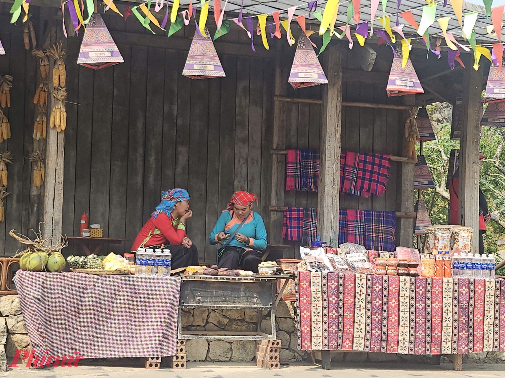  Các hoạt động trải nghiệm bao gồm tham gia nghi lễ truyền thống, tìm hiểu nghề dệt thổ cẩm, thưởng thức nghệ thuật dân gian và các chương trình biểu diễn văn hóa. 