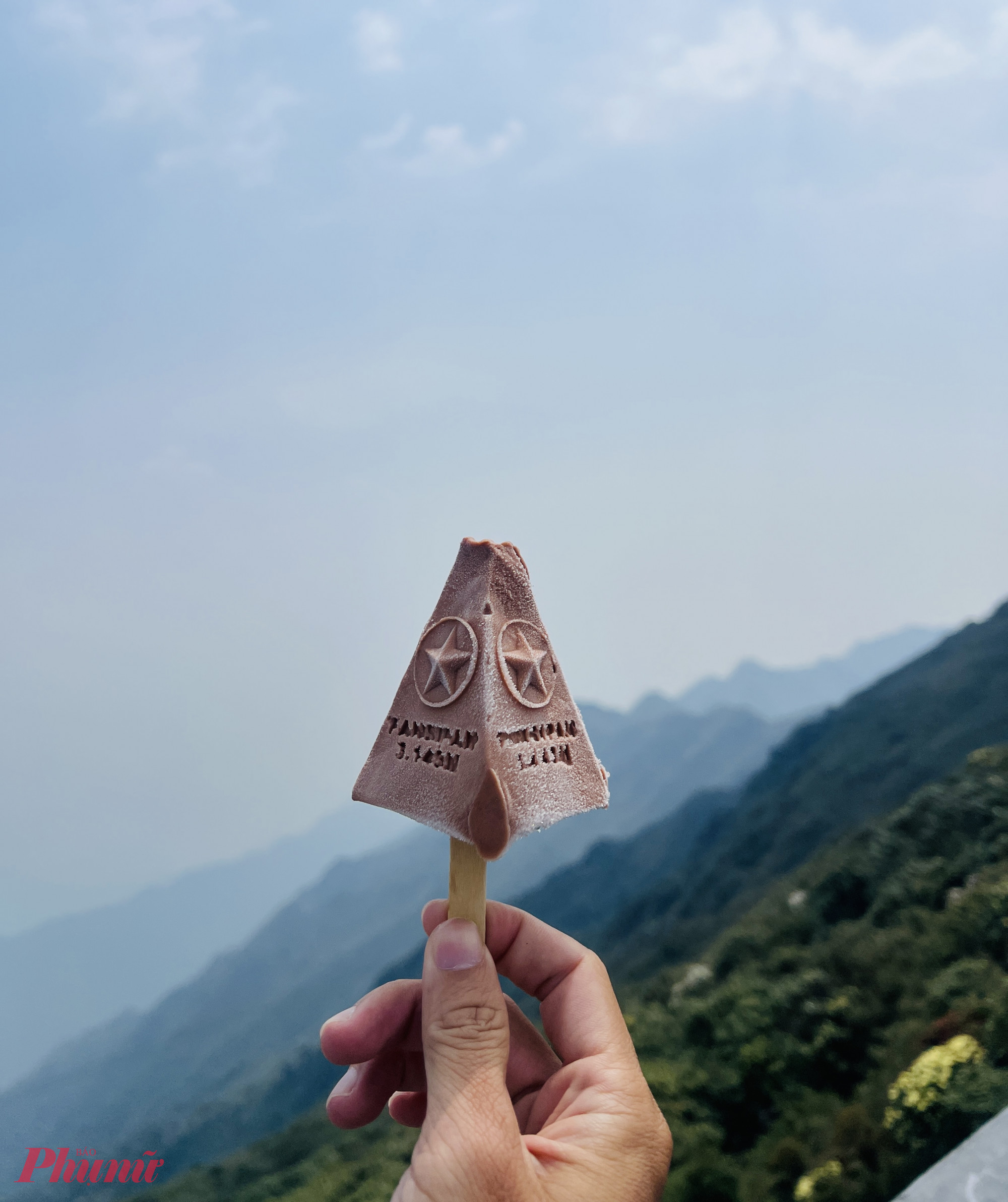Ở độ cao 3.143 m, cảm giác cầm trên tay một que kem giữa gió núi và mây trời mang đến trải nghiệm vừa lạ lẫm, vừa khó quên.