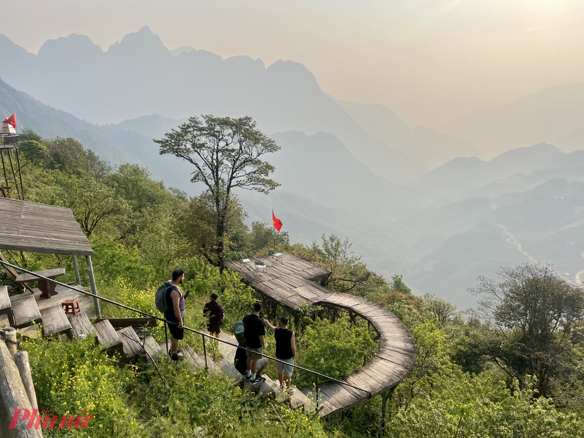 Sa Pa còn nổi tiếng với các điểm ngắm cảnh ấn tượng như Đèo Ô Quy Hồ – nơi lý tưởng để săn hoàng hôn, hoặc các cung đường đồi núi dành cho hoạt động trekking, chụp ảnh.