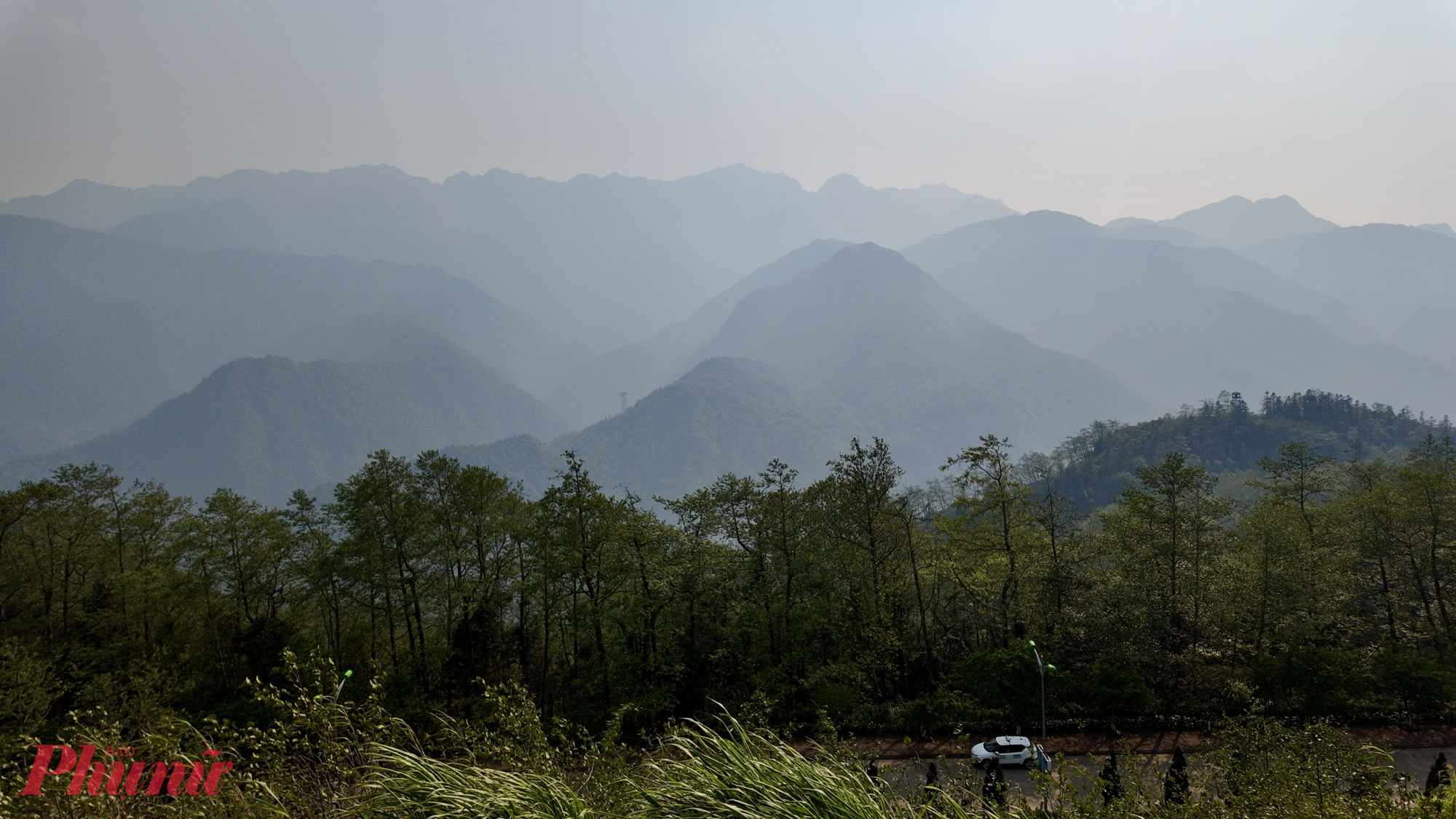Từ đồi Cô Gái, du khách có thể thu trọn vào tầm mắt bức tranh núi rừng Tây Bắc hùng vĩ, nơi những dãy non trùng điệp trải dài đến tận chân trời, tạo nên khung cảnh vừa khoáng đạt vừa đầy mê hoặc.