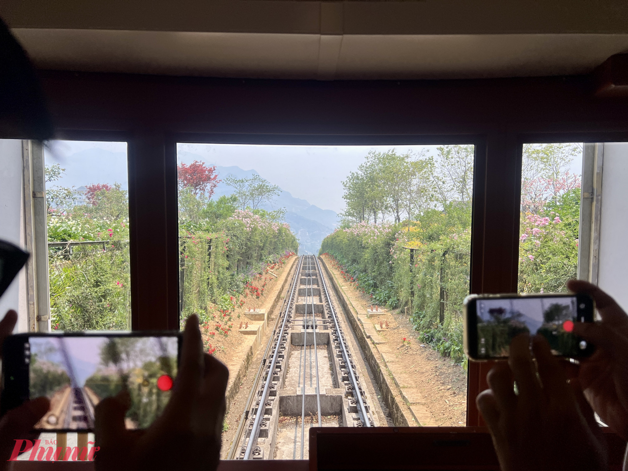 Rời đỉnh núi, tôi di chuyển qua tuyến tàu hỏa leo núi Mường Hoa, chậm rãi băng qua thung lũng ngập tràn sắc hoa ban, hoa hồng đang vào mùa nở rộ. Nhịp di chuyển chậm rãi này cũng chính là tinh thần của “slow travel” - tận hưởng từng khoảnh khắc thay vì vội vã.