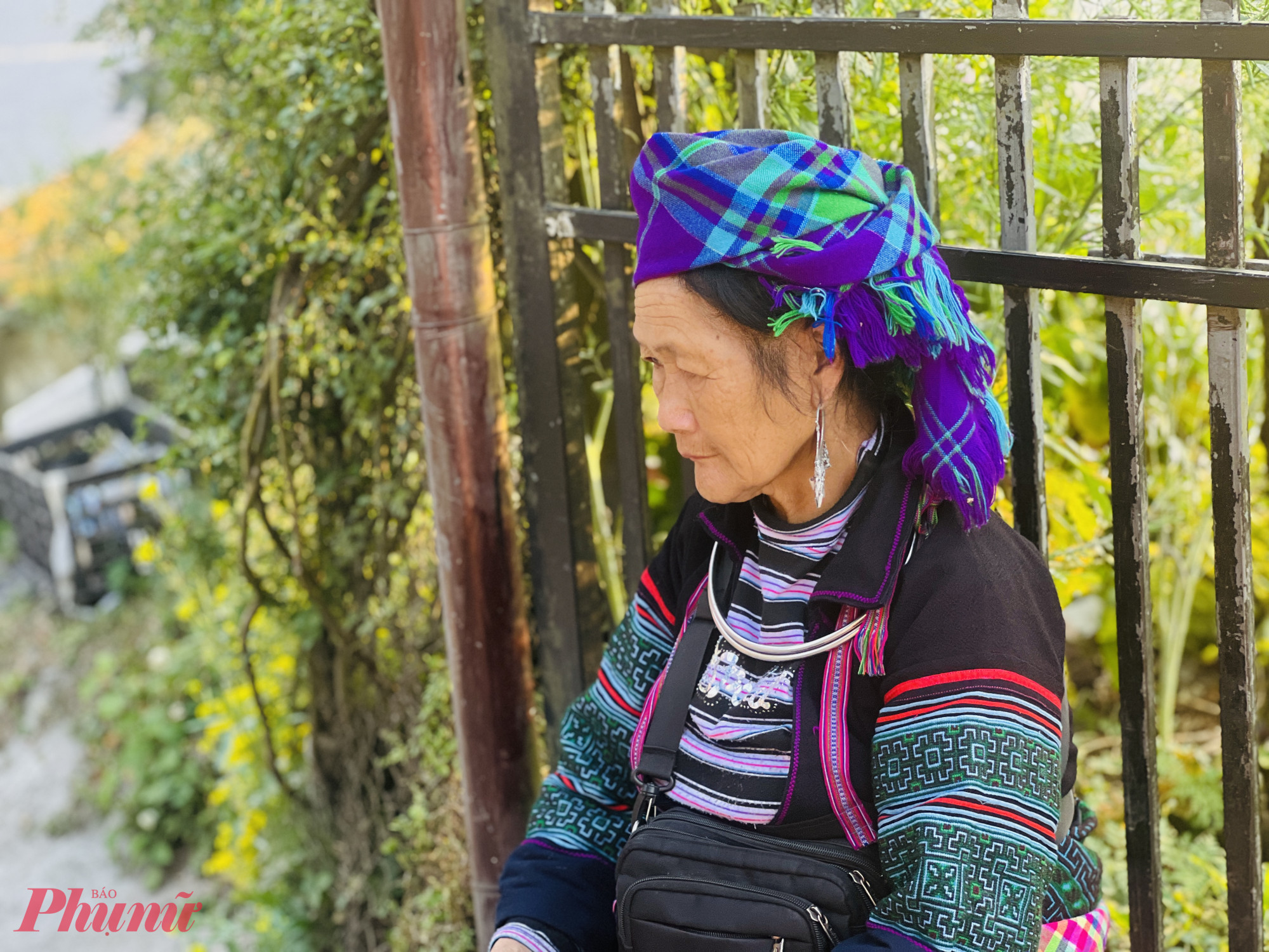 Khu vực check-in với “cây cô đơn” nằm trong khuôn viên một hộ dân tộc địa phương; du khách muốn vào chụp ảnh cần đóng phí 20.000 đồng/lượt.