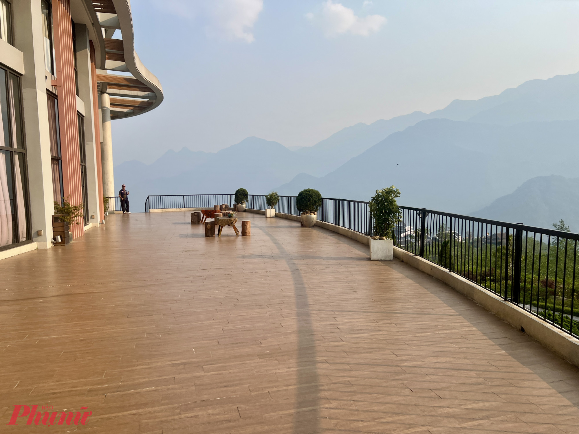 Trước khi rời Sa Pa, tôi quay lại Lady Hill Sapa Resort để trải nghiệm tắm lá Dao đỏ – liệu pháp truyền thống giúp thư giãn cơ thể, cải thiện sức khỏe. Sự kết hợp giữa tri thức bản địa và dịch vụ hiện đại tạo nên một cái kết trọn vẹn cho hành trình.