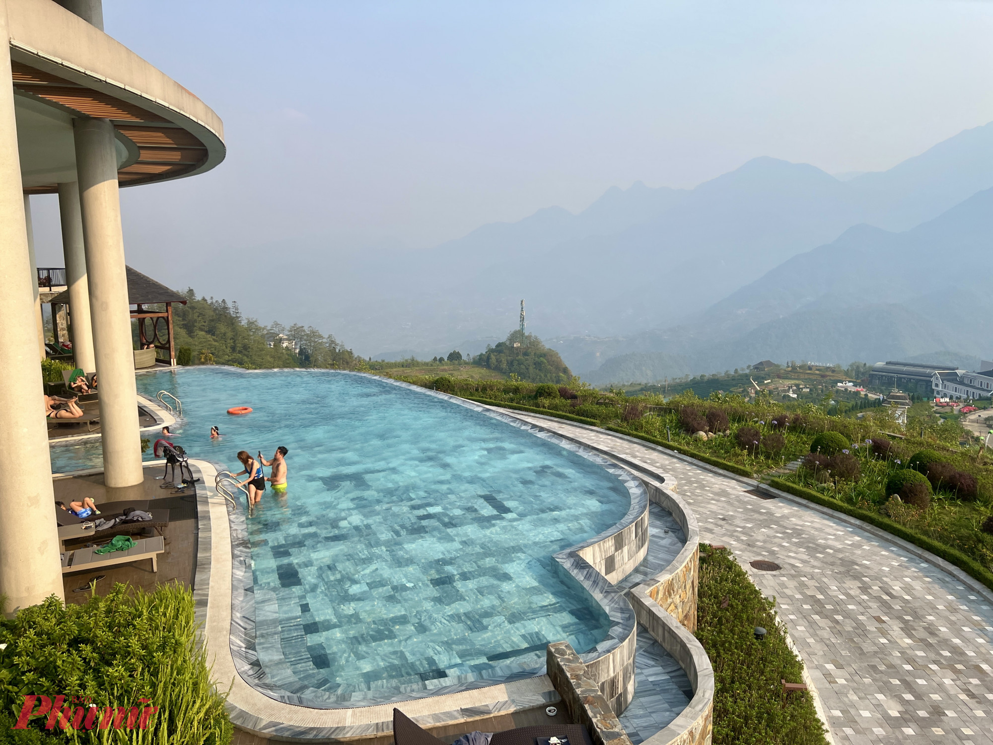 Khu vực hồ bơi vô cực mang đến hiệu ứng thị giác ấn tượng; khi đặt góc máy thấp, du khách có thể thu trọn khoảnh khắc giao hòa giữa mặt nước và mây trời, tạo nên khung cảnh như đường chân trời được xóa nhòa đầy mê hoặc.