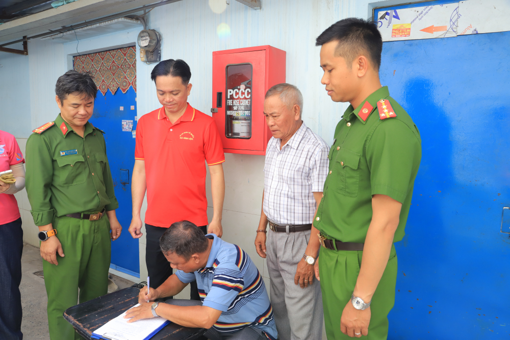 lãnh đạo UBND xã và Ban Chỉ huy Công an xã đã trực tiếp đến vận động và ký cam kết trực tiếp với các chủ nhà trọ trên địa bàn.