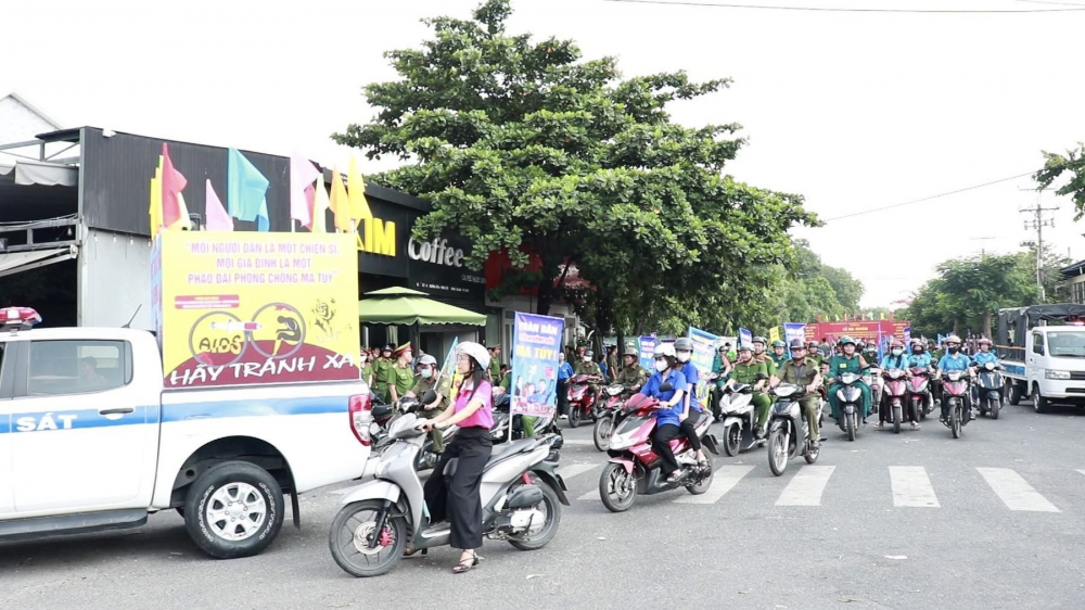 Đoàn diễu hành, tuyên truyền lưu động phòng, chống ma tuý trình qua các tuyến đường chính trên địa bàn xã.