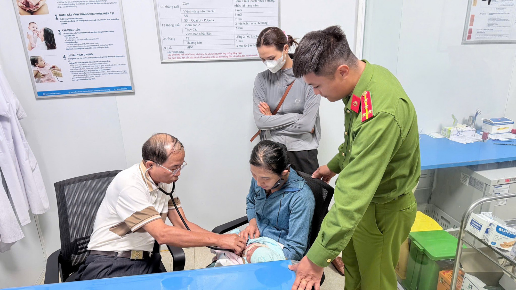 Cháu bé được đưa tới phòng khám tiêm phòng - Ảnh: Khánh Trung