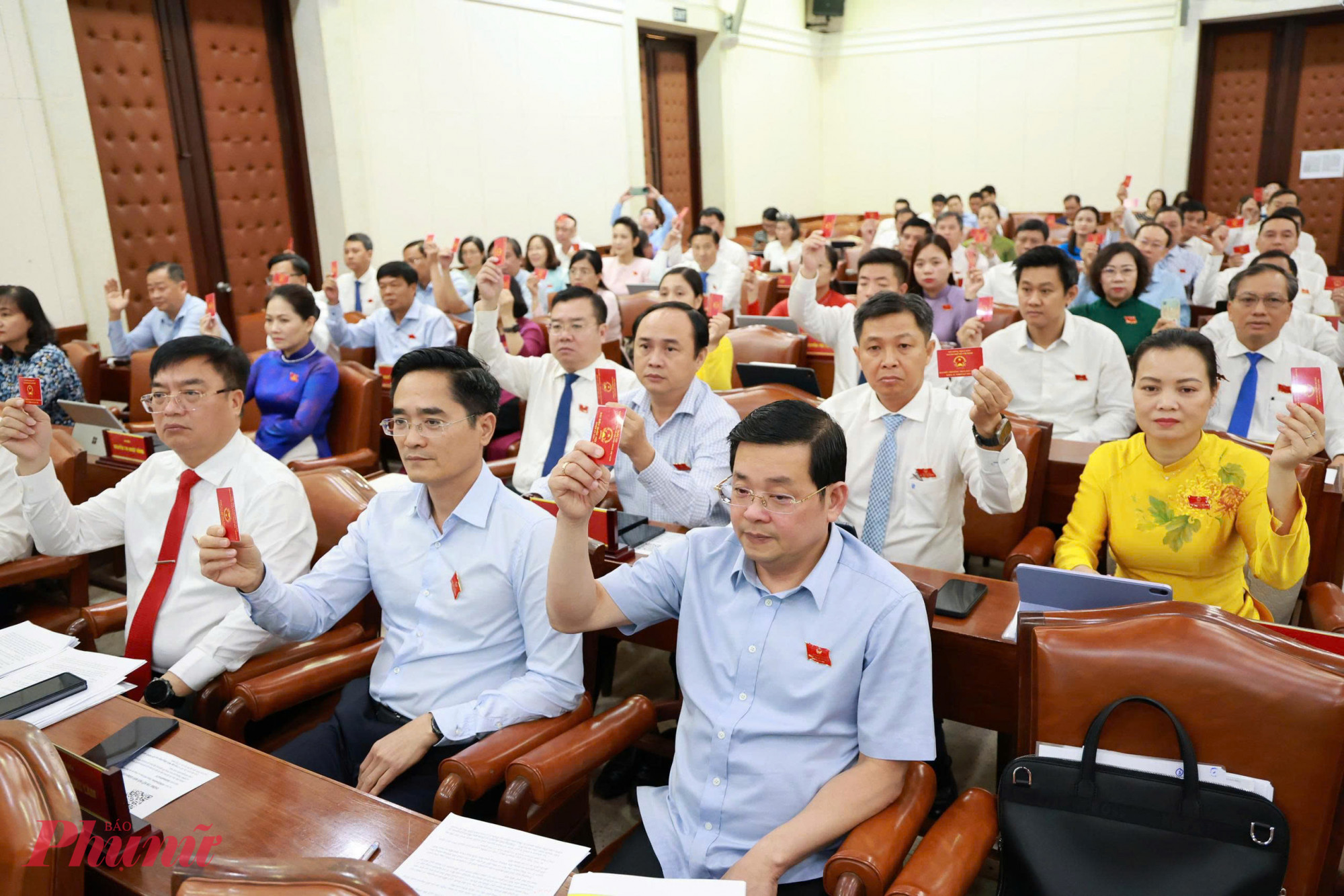 Các đại biểu thống nhất thông qua chủ trương tại kỳ họp HĐND TPHCM sáng 18/4 - Ảnh: Thanh Tâm