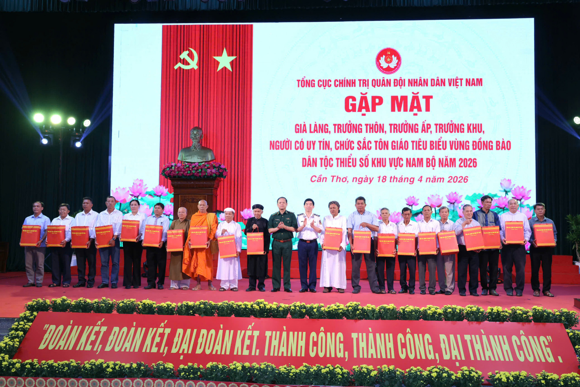 Tặng quà cho các đại biểu tham dự buổi gặp mặt... Ảnh: CTV