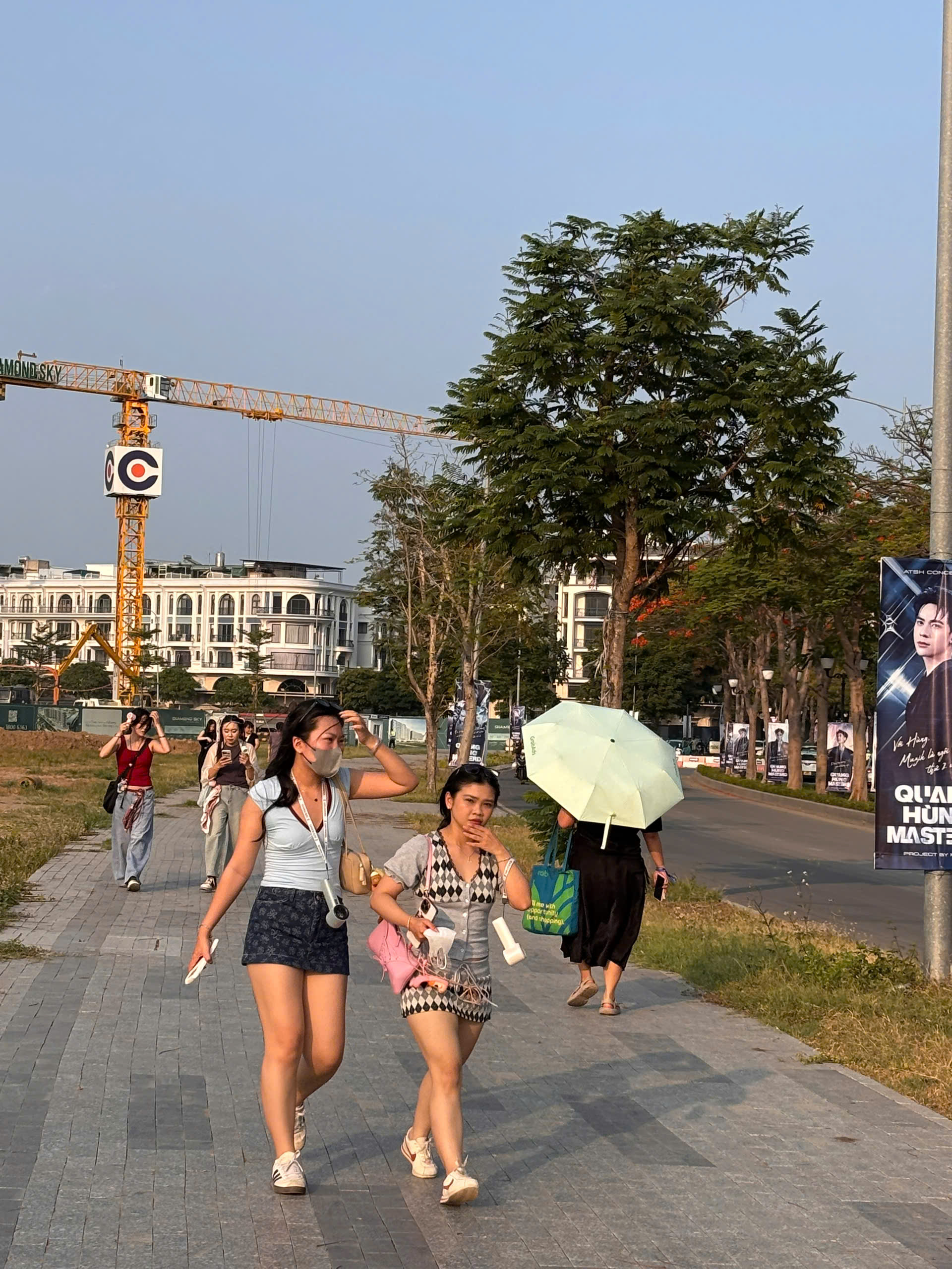 Từ trưa, khán giả đã đổ bộ về điểm diễn - Ảnh: Thùy Dương