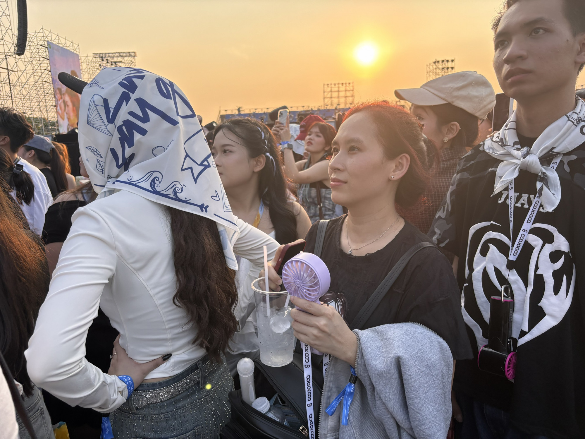 Từ 15h, chị Trương Mỹ Tiên đã check in  tại sân khấu Anh trai Say Hi - Ảnh: Thùy Dương