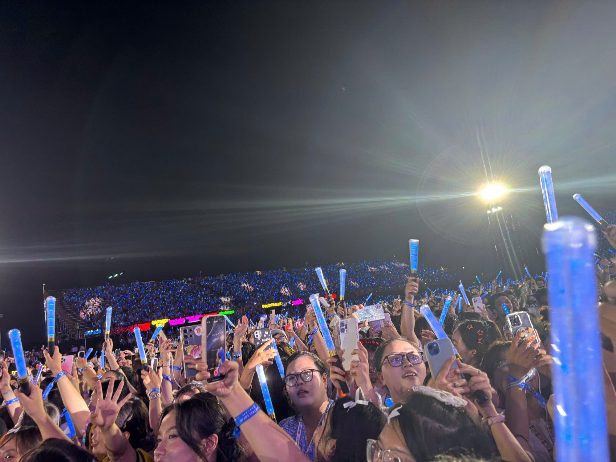 Hàng vạn ánh đen slightstick lung linh của khán giả - Ảnh: Thùy Dương