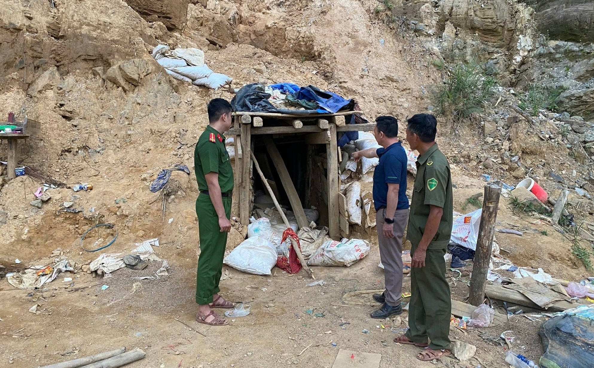 Khu vực hầm vàng khai thác trái phép thời điểm công an kiểm tra_Ảnh: Công an Đà Nẵng.