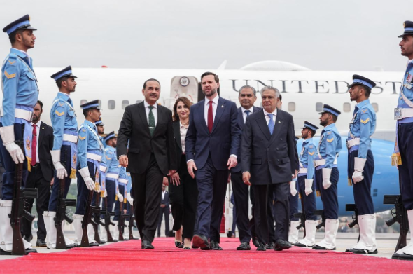 Phó Tổng thống Mỹ JD Vance (giữa) nói chuyện với Tư lệnh Lục quân kiêm Thống soái Syed Asim Munir (trái) và Bộ trưởng Ngoại giao Pakistan Ishaq Dar (phải) tại Islamabad, ngày 11 tháng 4 năm 2026. (Ảnh AFP)