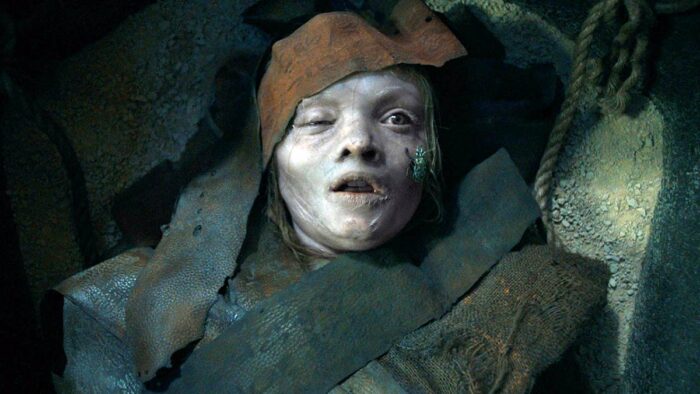 Cô mất nhiều giờ để biến hình thành xác ướp