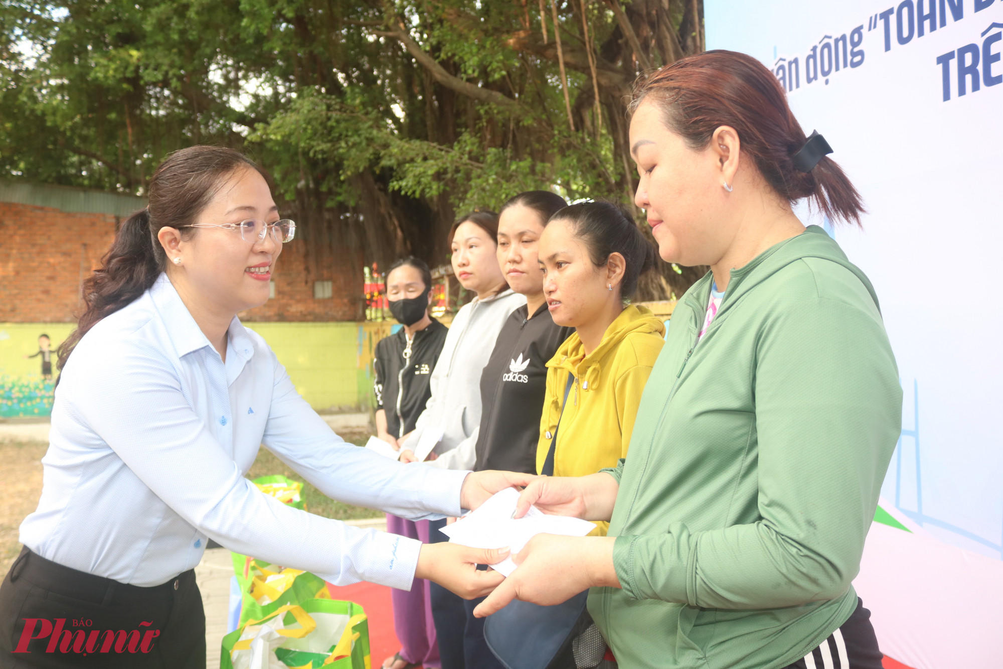 Bà Huỳnh Đặng Hà Tuyên – Chủ tịch Ủy ban MTTQ Việt Nam phường Tân Tạo – tặng quà đến các cô chú, anh chị có hoàn cảnh khó khăn - Ảnh: Mẫn Nhi 