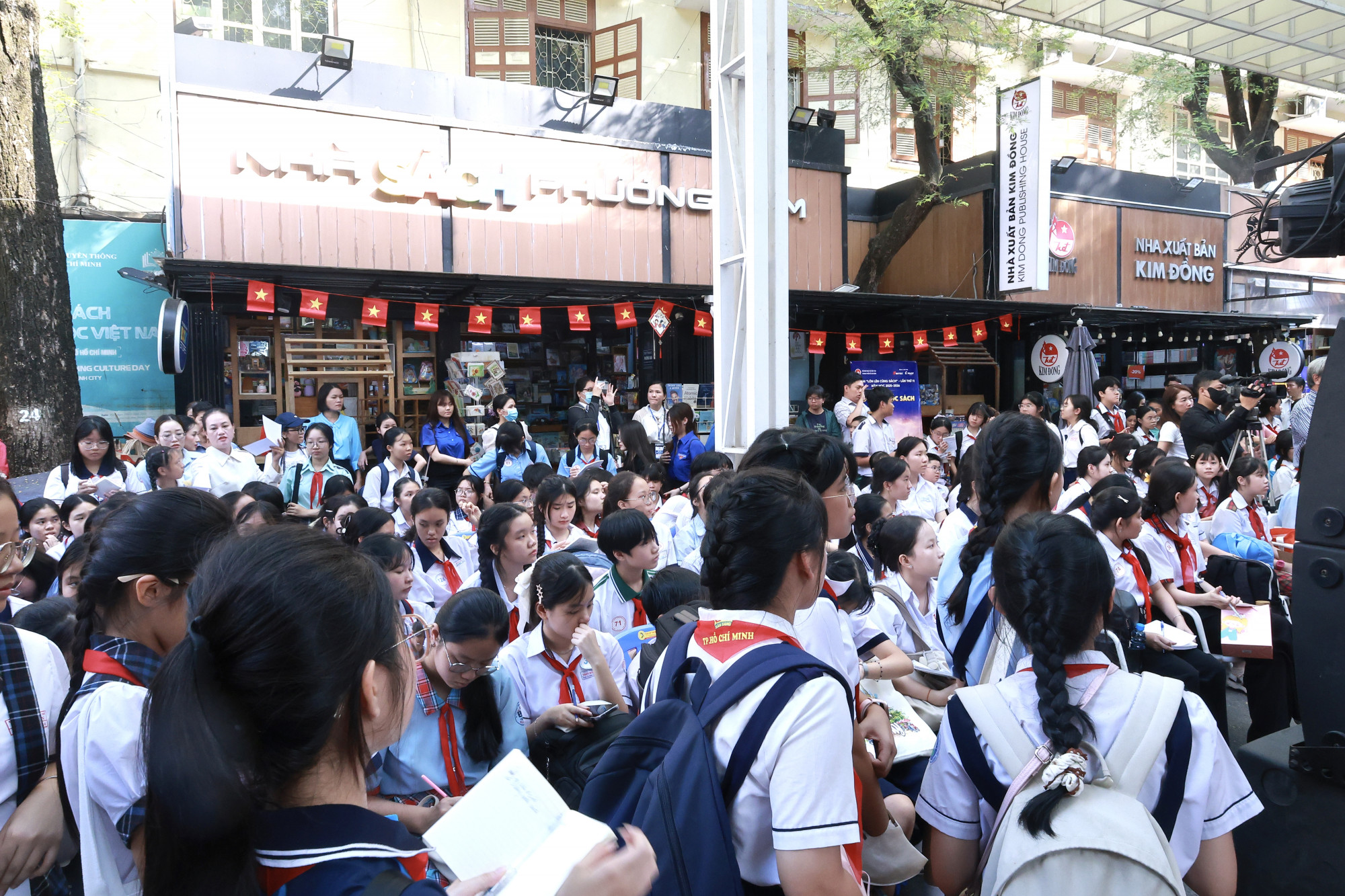 Các em học sinh lắng nghe lời dặn dò, động viên của ông Nguyễn Bảo Quốc - Phó Giám đốc Sở GD&ĐT TPHCM