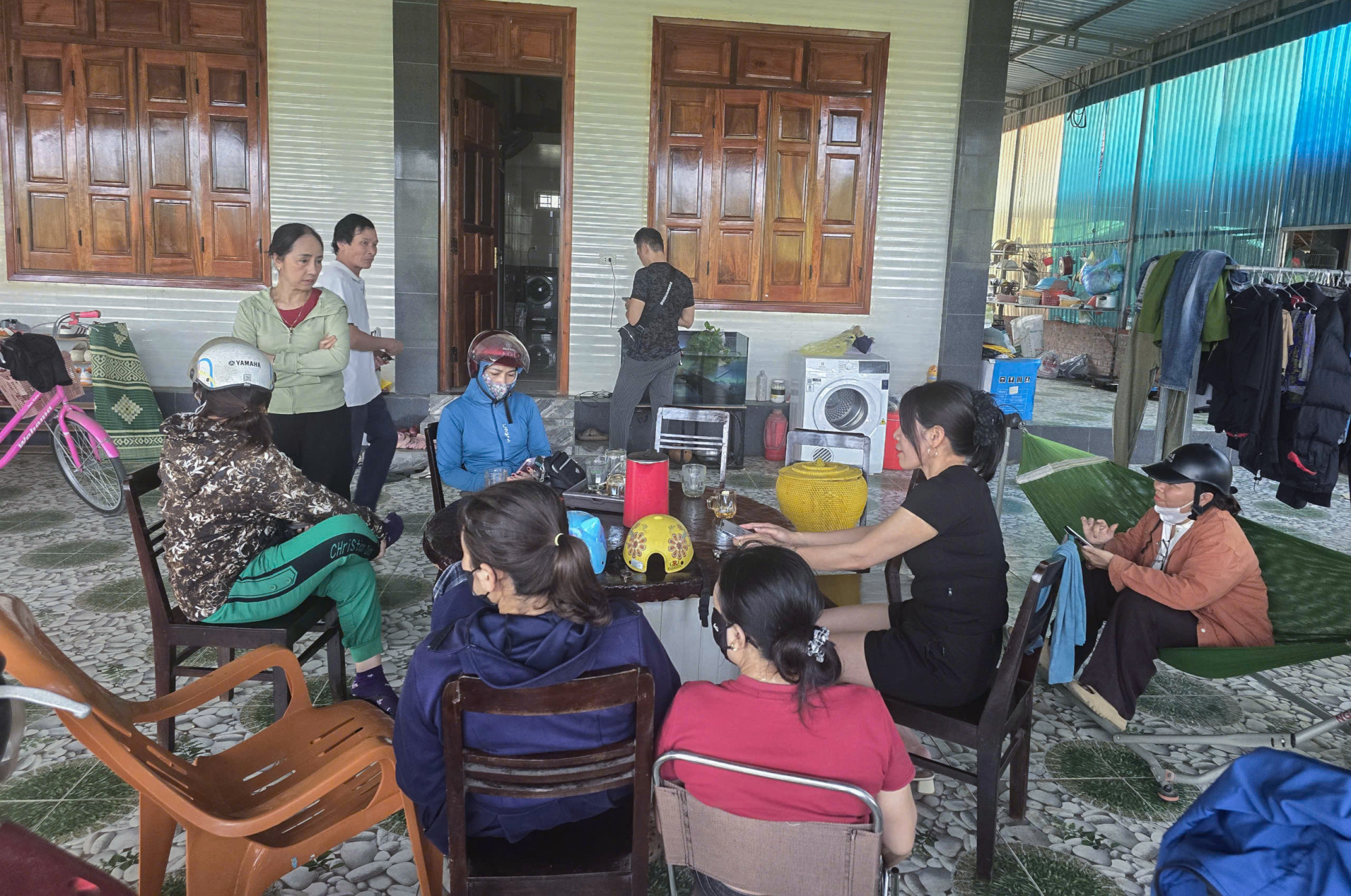 Người dân xã Tân Kỳ thấp thỏm lo mất trắng tiền tích cóp khi chủ phường thông báo dừng hoạt động - Ảnh: Khánh Trung