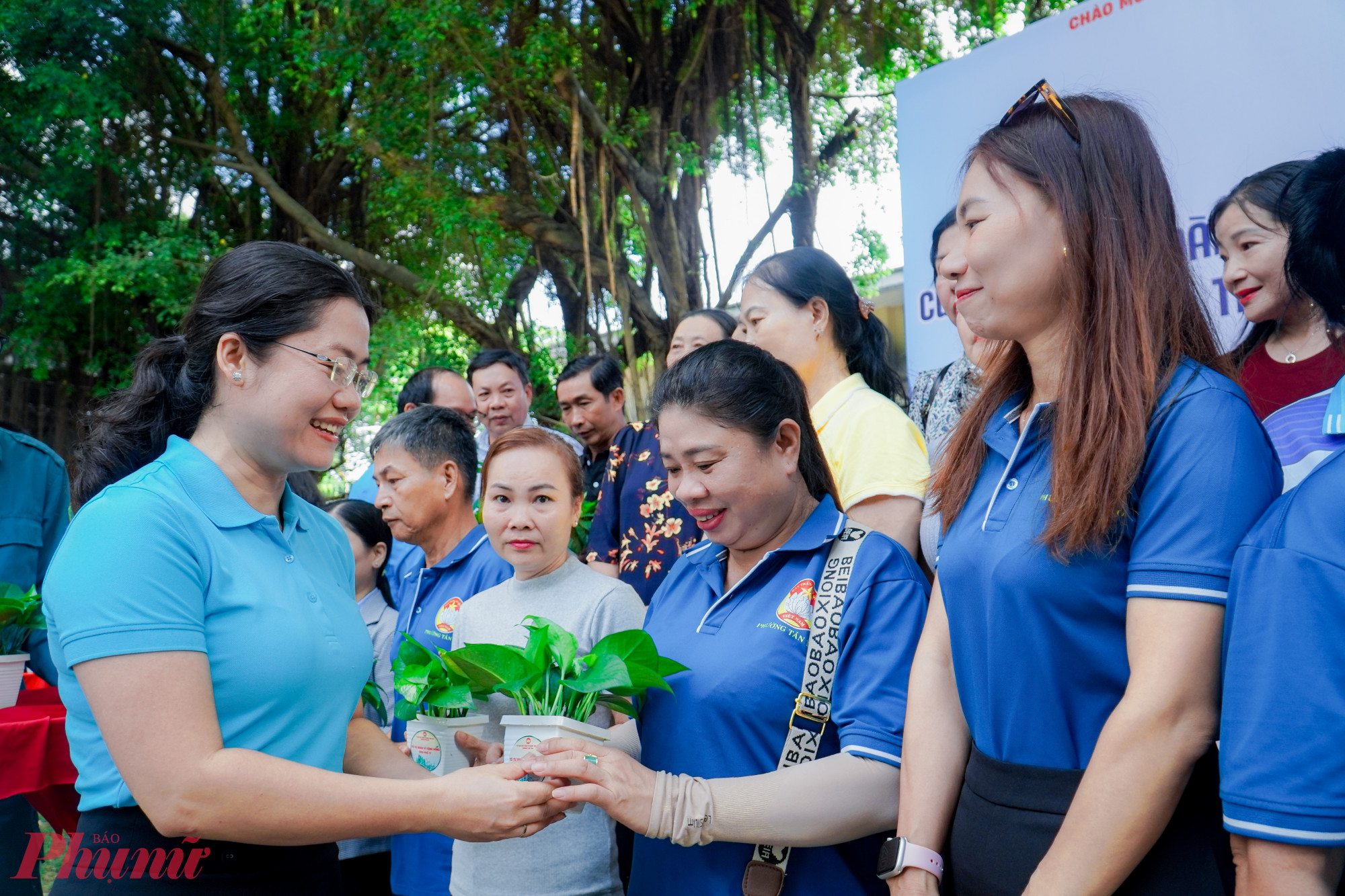 Bà Lê Thị Ngọc Dung – Phó bí thư thường trực Đảng ủy phường Tân Tạo – dự lễ phát động và trao chậu cây xanh đến đại diện các Tổ tự quản cộng đồng - Ảnh: Mẫn Nhi