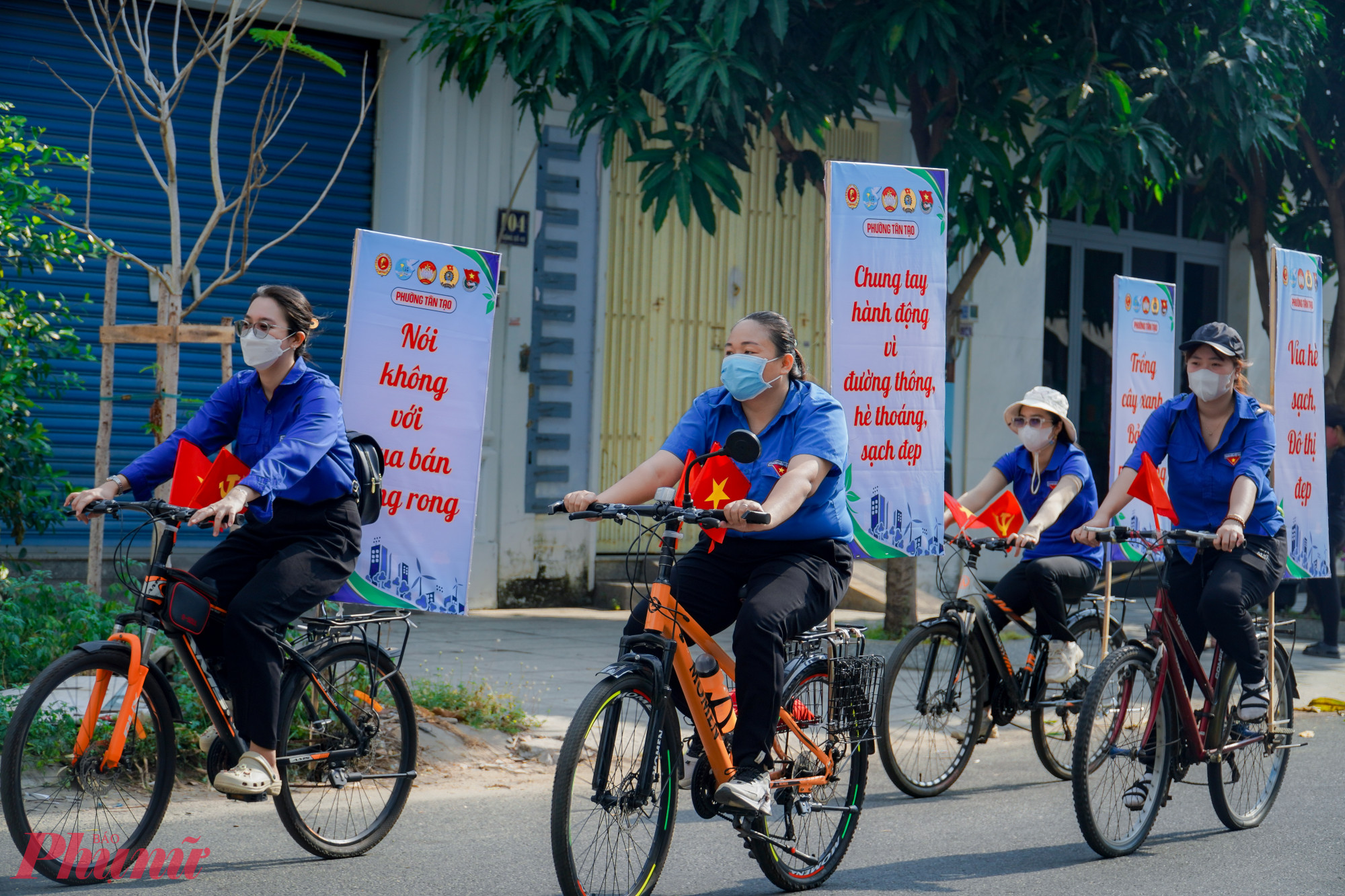Thành viên 4 Đội tuyên truyền lưu động cũng làm nhiệm vụ ngay trong ngày 18/4 - Ảnh: Mẫn Nhi