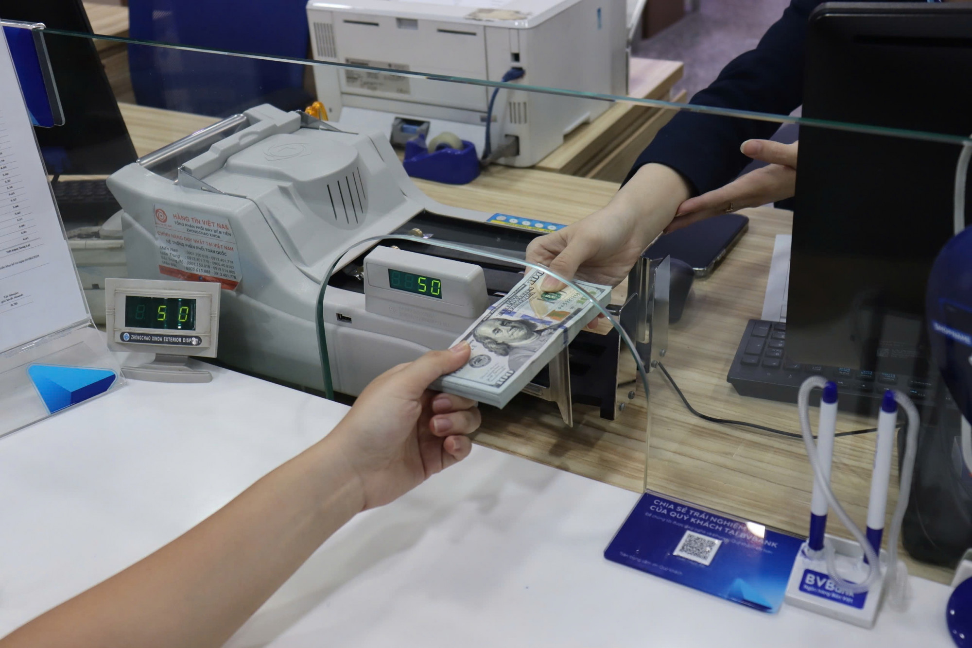 Xung đột tại Trung Đông là 1 trong những yếu tố khiến lượng kiều hối về TPHCM giảm