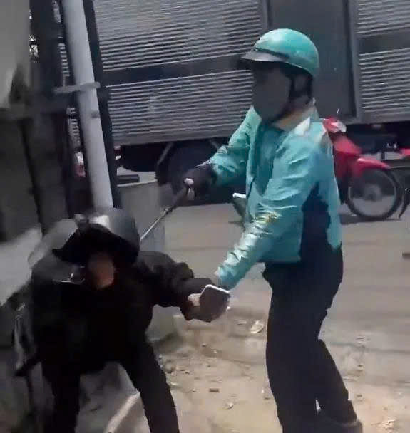 Ảnh cắt từ clip vụ việc.