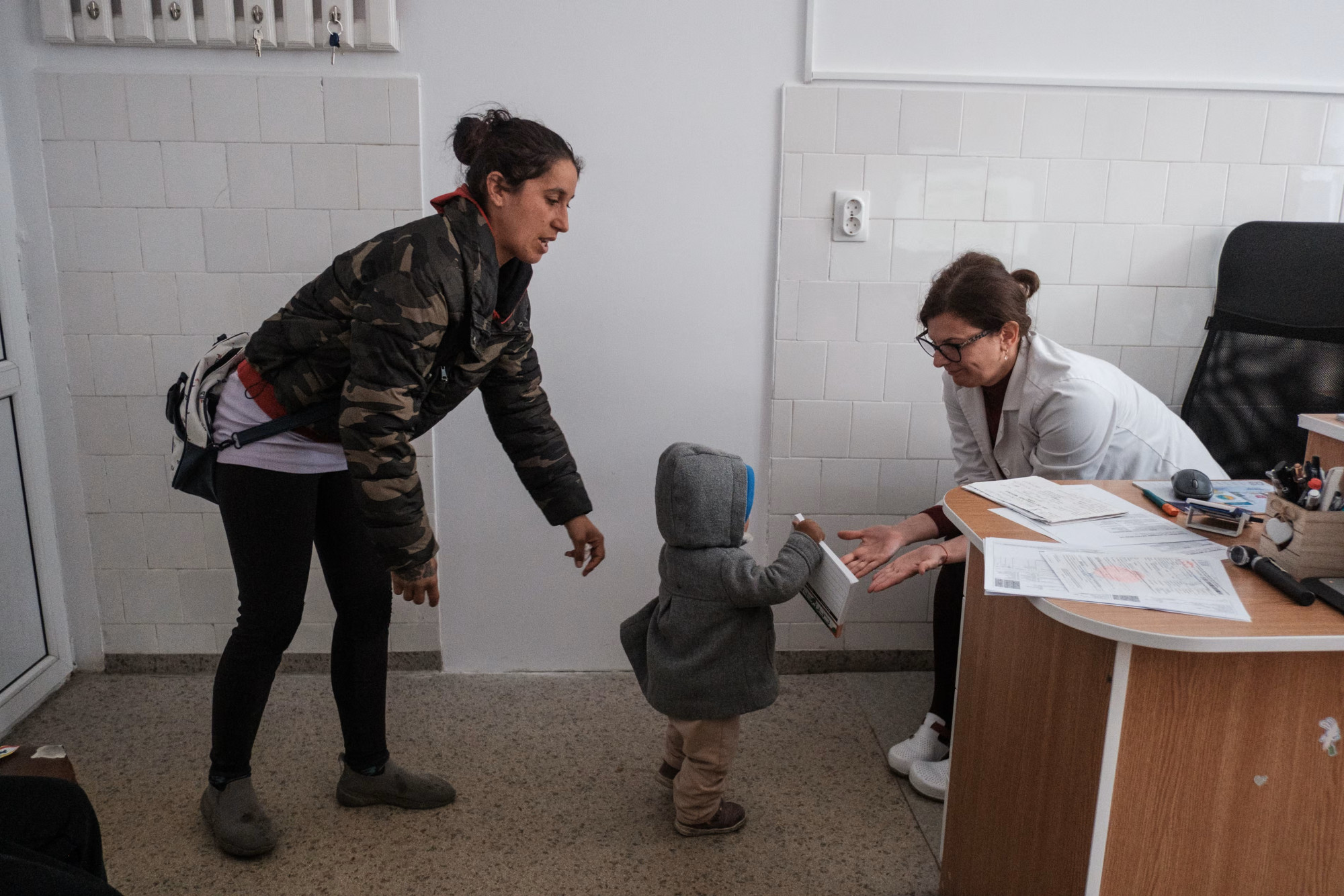 Một em bé đến khám tại khoa nhi của Viện Bệnh truyền nhiễm Quốc gia ở Bucharest, Romania  - Ảnh: Guy Peterson/The Guardian