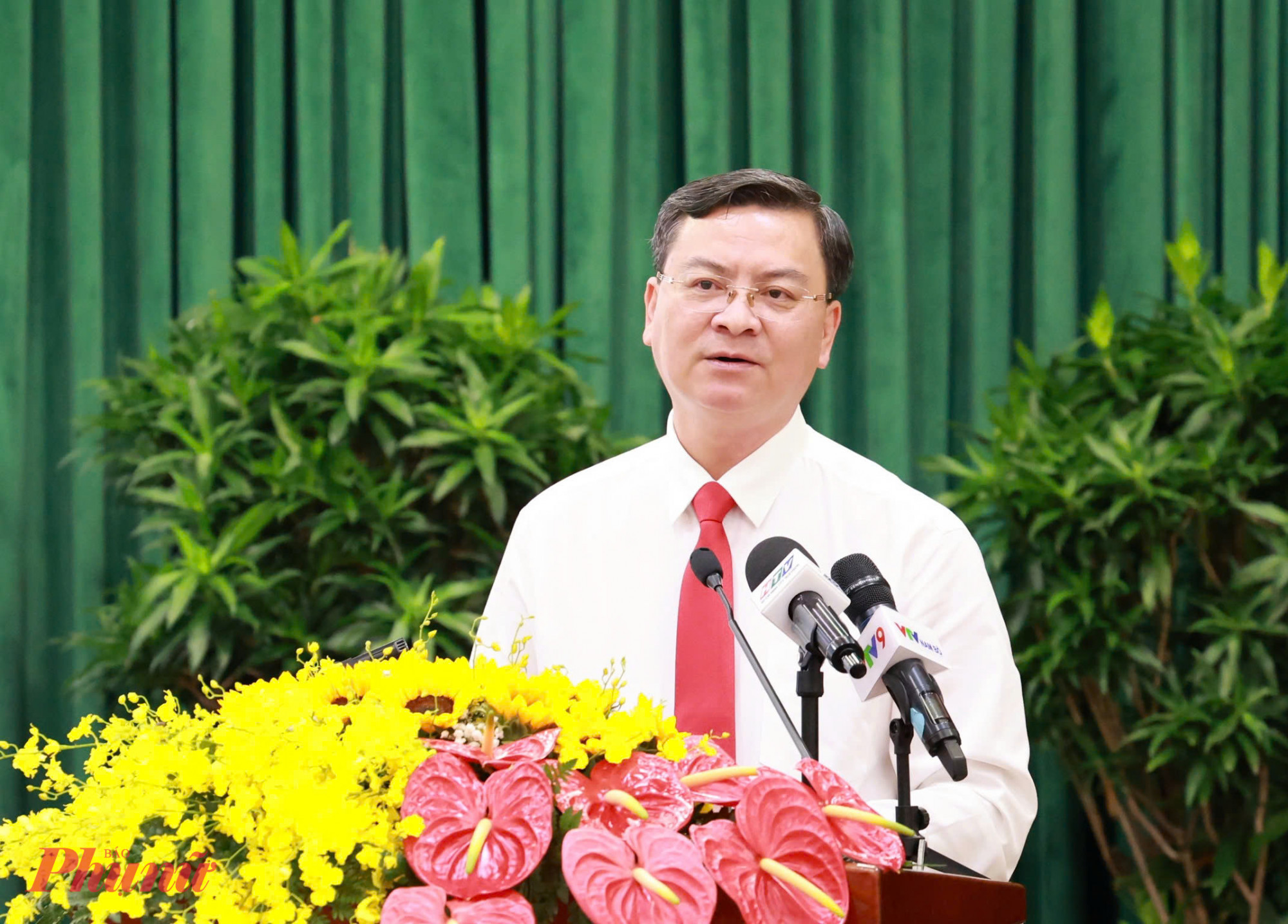 Phó chủ tịch UBND TPHCM Nguyễn Công Vinh trình bày tờ trình giới thiệu nhân sự tại kỳ họp - Ảnh: Thanh Tâm