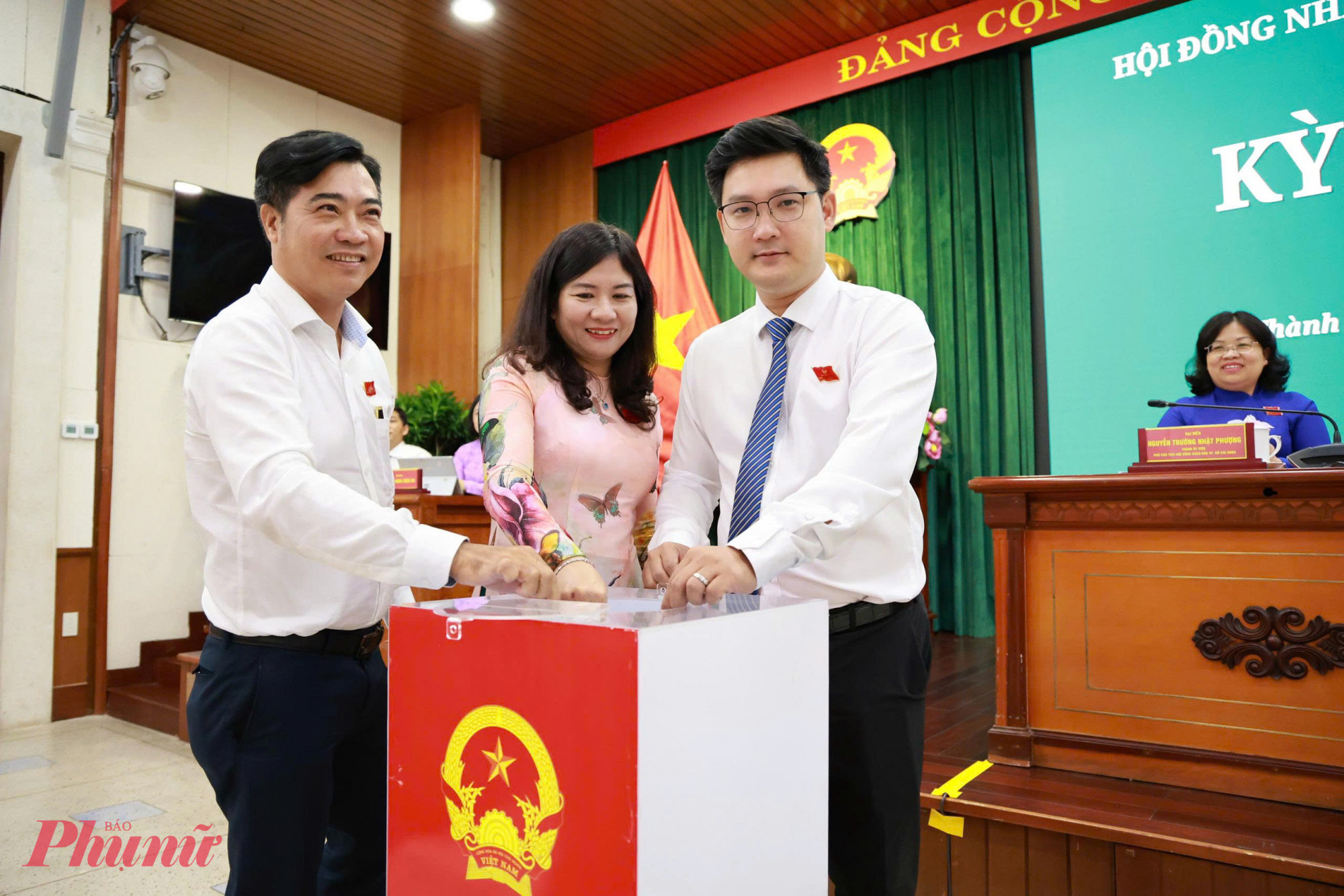 Các Các đại biểu HĐND TPHCM tham gia bỏ phiếu bầu bổ sung Ủy viên UBND thành phố tại kỳ họp sáng 18/4.