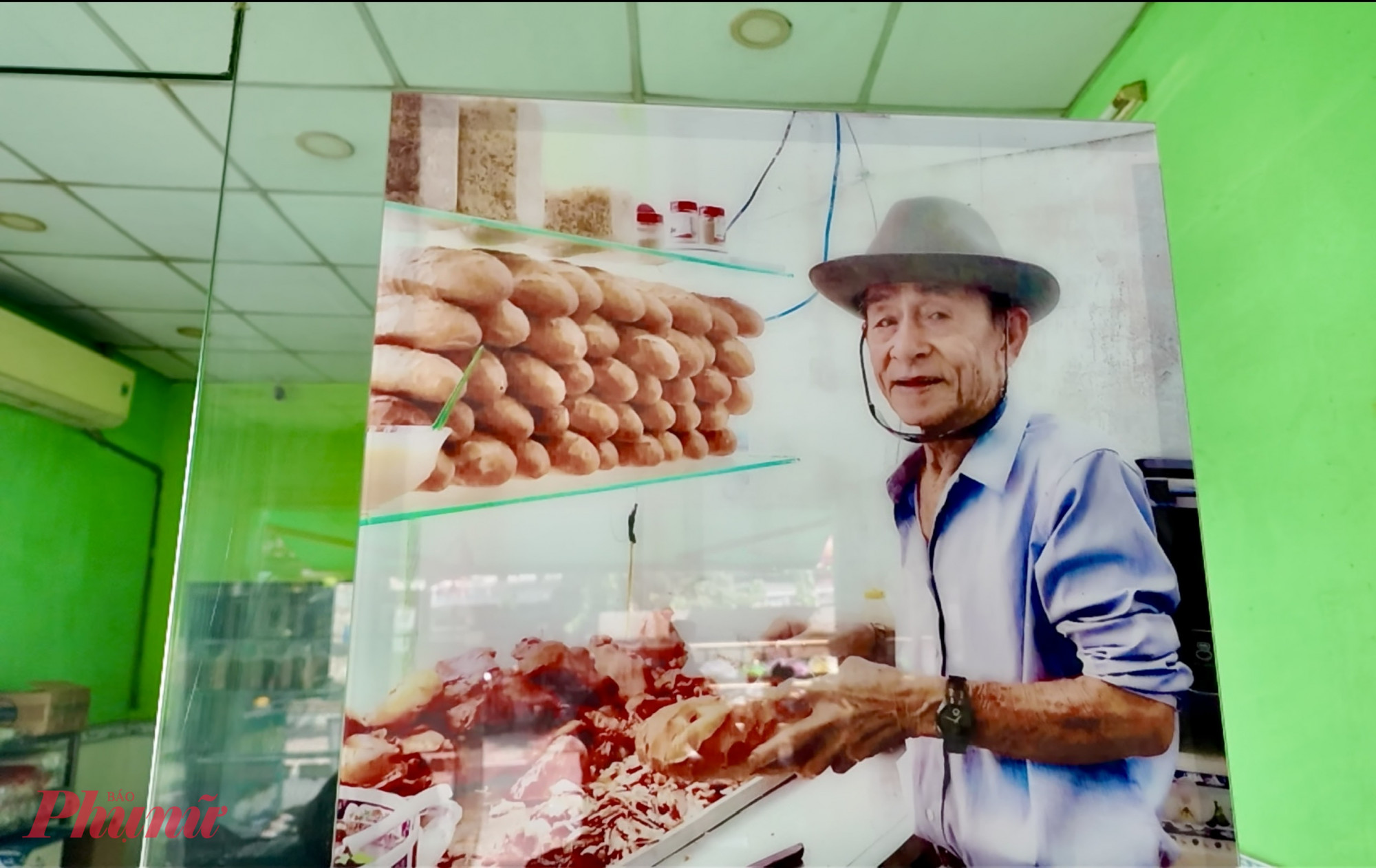 Khởi nguồn từ khoảng năm 1972, thương hiệu do ông bà Bảy Kẹo gây dựng ban đầu chỉ là một gánh bánh mì nhỏ, phục vụ chủ yếu bánh mì thịt cho người dân địa phương. Từ mô hình bán rong vỉa hè, qua ba thế hệ kế thừa và phát triển, đến nay bánh mì Bảy Kẹo đã mở rộng thành hệ thống nhiều cửa hàng tại khu vực Thủ Đức cũ, trong đó nổi bật là cơ sở trên đường Hoàng Diệu 2 (phường Linh Xuân).